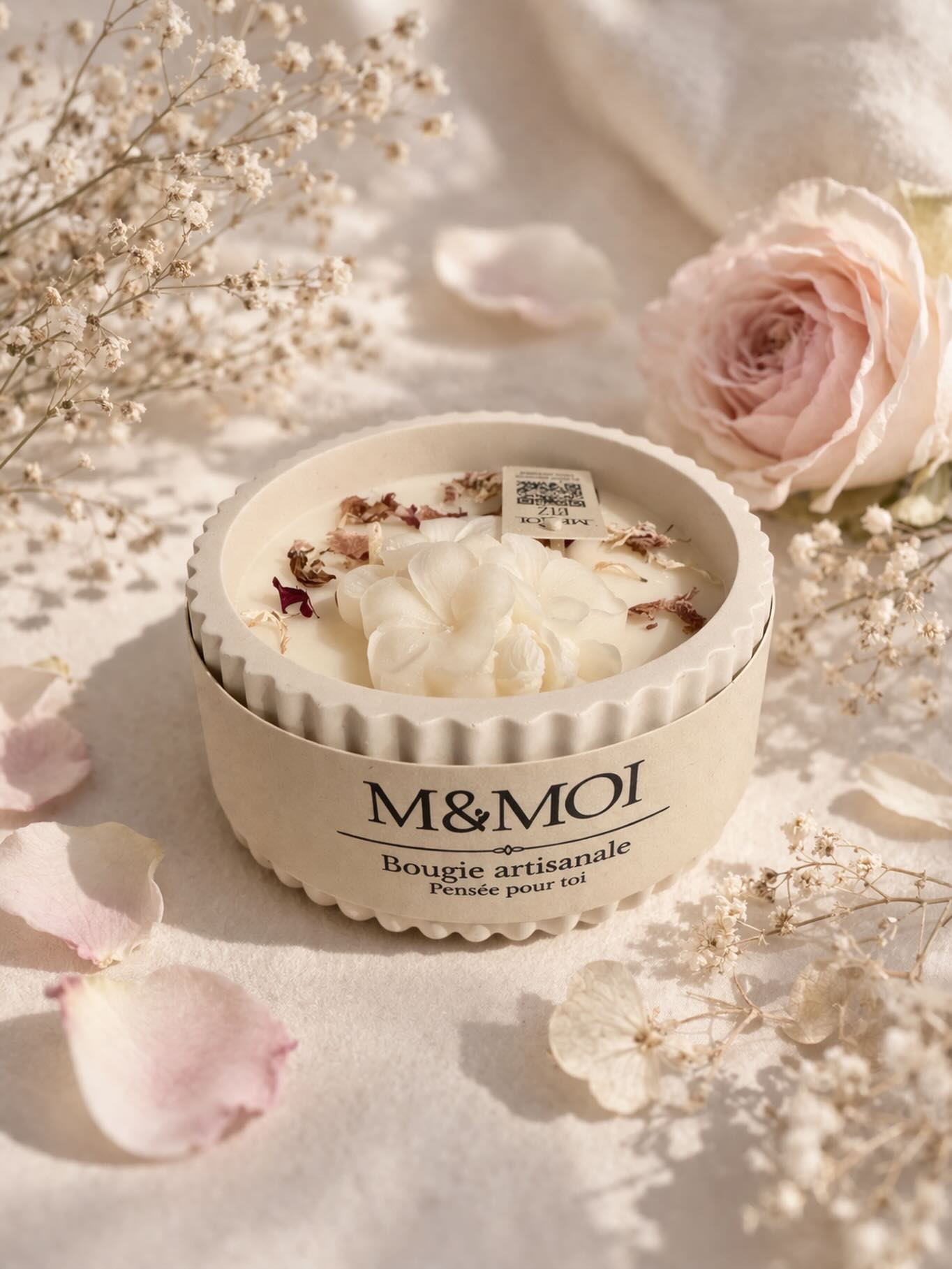 ✨ Ton moment M&MOI ✨
Un instant tendre et lumineux, comme un bouquet posé dans le temps. 🌸🕯️💫
Pensée pour toi, créée avec amour 🤍
#candle #artisan #madeinbelgium🇧🇪 #cocooning #candlemaker