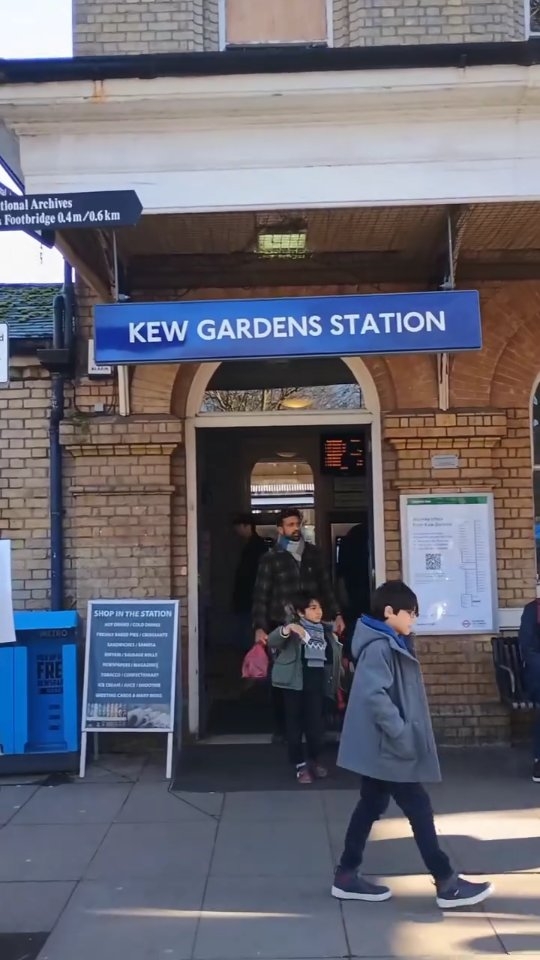 What are you doing this Sunday?
Find us (and many other amazing local & talented businesses) at Kew Village Market from 10am–2pm!
Deli favourites available: • Hummus tubs – classic, lemon & coriander, chilli, and pizza flavours
• Babaganoush
• Red slaw vegan salad
• Tabouleh
• Fluffy pitta bread
• And more delicious extras…
Fresh lunch options: • Sabich (very popular!)
• Falafel (of course)
• Vegan chicken shawarma
• Halloumi
Served in a pitta pocket, wrap, or salad box.
Come hungry!
@kewvillagemarket #localmarket #deli #localbusiness