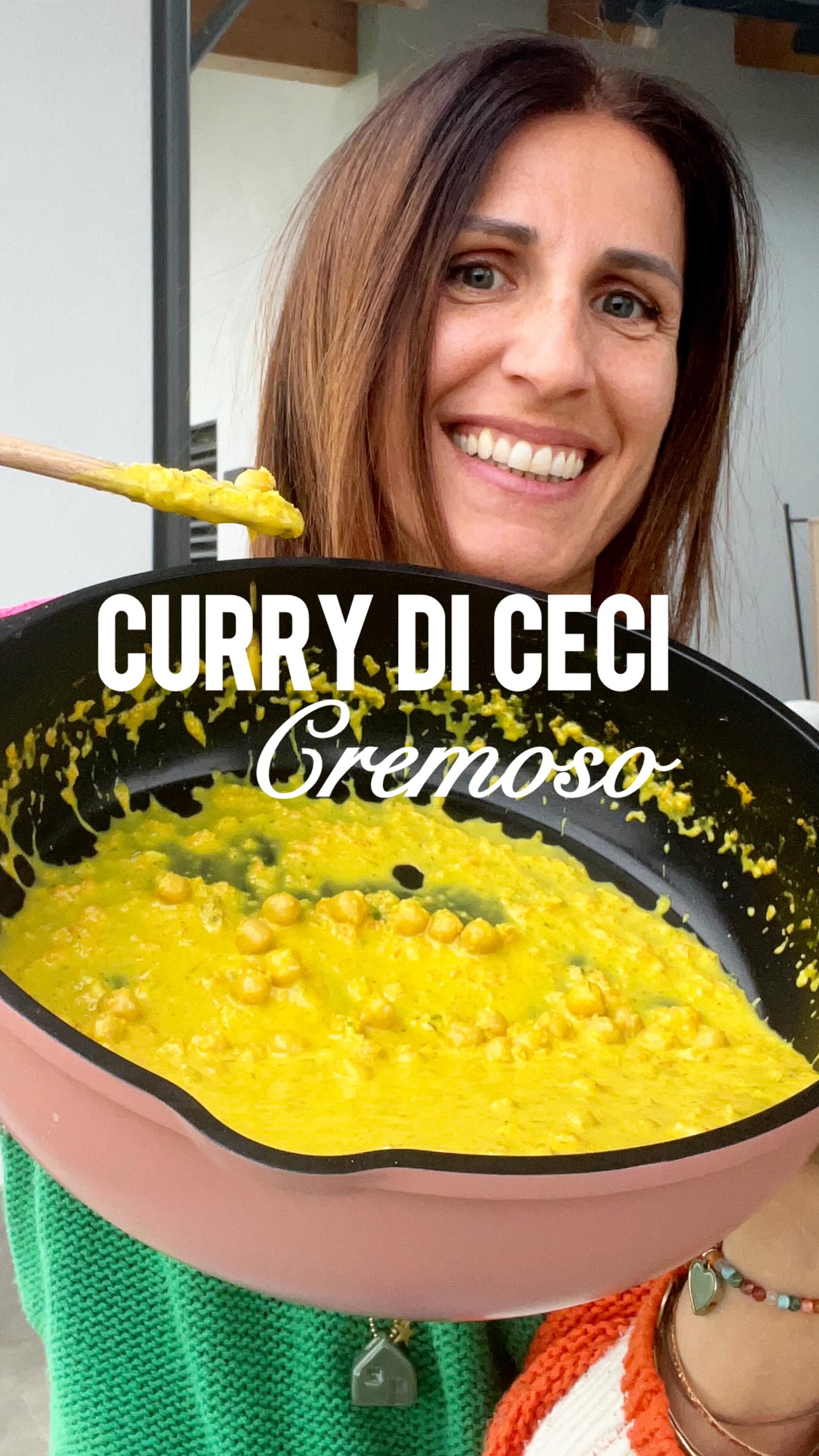 Un piatto tutto vegetale, super cremoso e dal sapore intenso 🌿✨
Il mio CURRY DI CECI è una coccola perfetta per ogni stagione: semplice da preparare, profumato e super nutriente 🥕🥥 🫘
Ingredienti:
2 carote piccole (o 1 grande)
1 pezzo di sedano
1 cipolla rossa
350 ml di latte di cocco (quello denso, in lattina)
250 g di ceci cotti e sgocciolati
1 cucchiaio di olio
1 cucchiaino di curcuma
2 cucchiai di curry
Sale q.b.
Procedimento:
Preparate un soffritto con le verdure tritate. Aggiungete i ceci, le spezie e il latte di cocco. Lasciate cuocere a fuoco medio-basso per circa 15 minuti, finché il tutto diventa cremoso e avvolgente.
Completate con del timo (fresco o secco) 🌱
Io l’ho servito con finocchio crudo e pane tostato (io integrale ai semi): un piatto completo, equilibrato e davvero soddisfacente 💛
Salva la ricetta 📌 e provala questa settimana!
Nella pentola "Favolosa" di @cookut_italia questo Curry di Ceci cremoso viene perfetto!
#cucinasana #veganrecipes #comfortfood #ricettariciclο
curry di ceci, ricetta vegana, cucina vegetale, piatto sano, ricetta facile, cena veloce, comfort food sano, cucina casalinga, ricette con ceci, latte di cocco, spezie, cucina etnica, piatto cremoso, meal prep, idee cena, mangiare sano, food inspiration