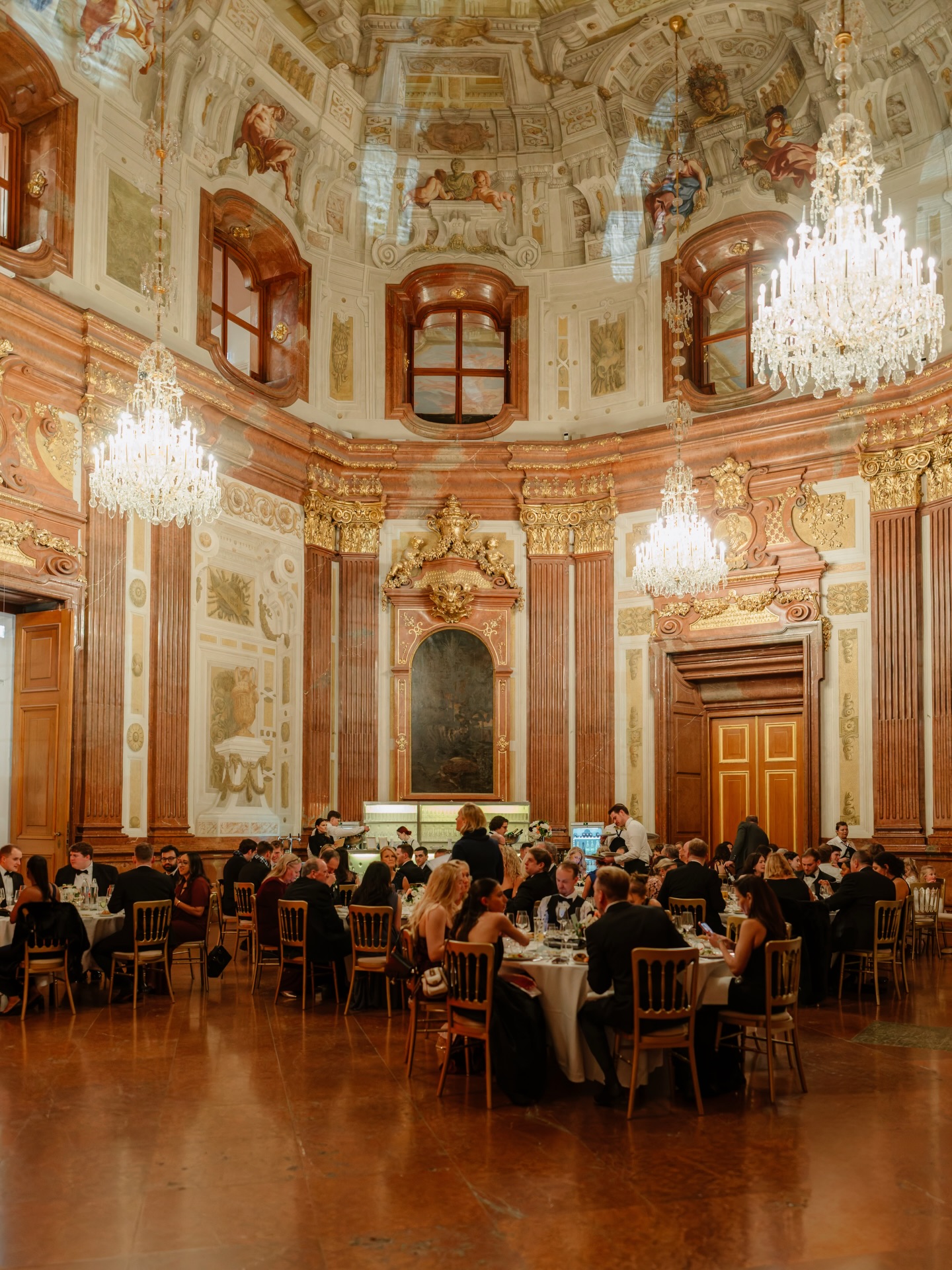 Dinner im Schloss Belvedere.
Foto @jakobresch.studio
#wedding #luxurywedding #weddingvienna #weddingaustria #weddingplannerin