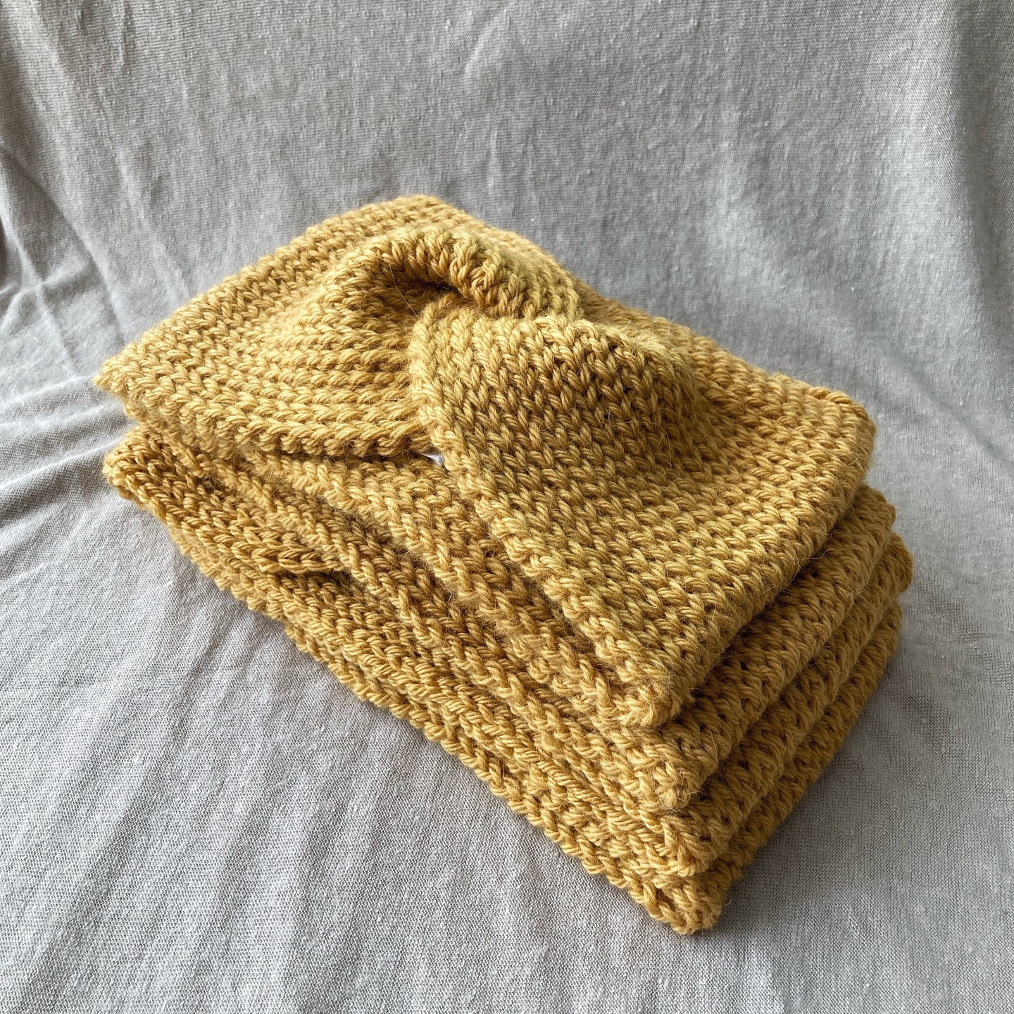 👖🧥Představujeme vám další skvělý výběr tvůrců, tentokrát zaměřený na originální oblečení, které propojuje udržitelnost a styl. Každý kousek je jedinečný a vyrobený s láskou.
🩷 @alicja.kulpa.handmade přináší háčkované výrobky, jako jsou čepice, čelenky, vesty a nákrčníky, které vás zahřejí i v nejchladnějších dnech.
🩷 @nossito_cz představí hravé zástěrky, tašky a batůžky nejen pro děti, ale i pro dospělé – styl a praktičnost v jednom!
🩷 @ladime_slovensko nabízí pohodlné a kvalitní oblečení z přírodních materiálů, vhodné pro malé i velké.
🩷 @jsme_zazito se zaměřuje na lněné oblečení, každý kus je originál, spojující eleganci a udržitelnost.
🩷 @pajamoda vám představí nadčasové a jednoduché oblečení z přírodních materiálů, které je pohodlné a univerzální.
Už zítra vám ukážeme další značky, které na Dizajntrhu najdete! 🌿
#Dizajntrh #lokalnitvorba #moda #udrzitelnost #prirodnimaterialy #styl