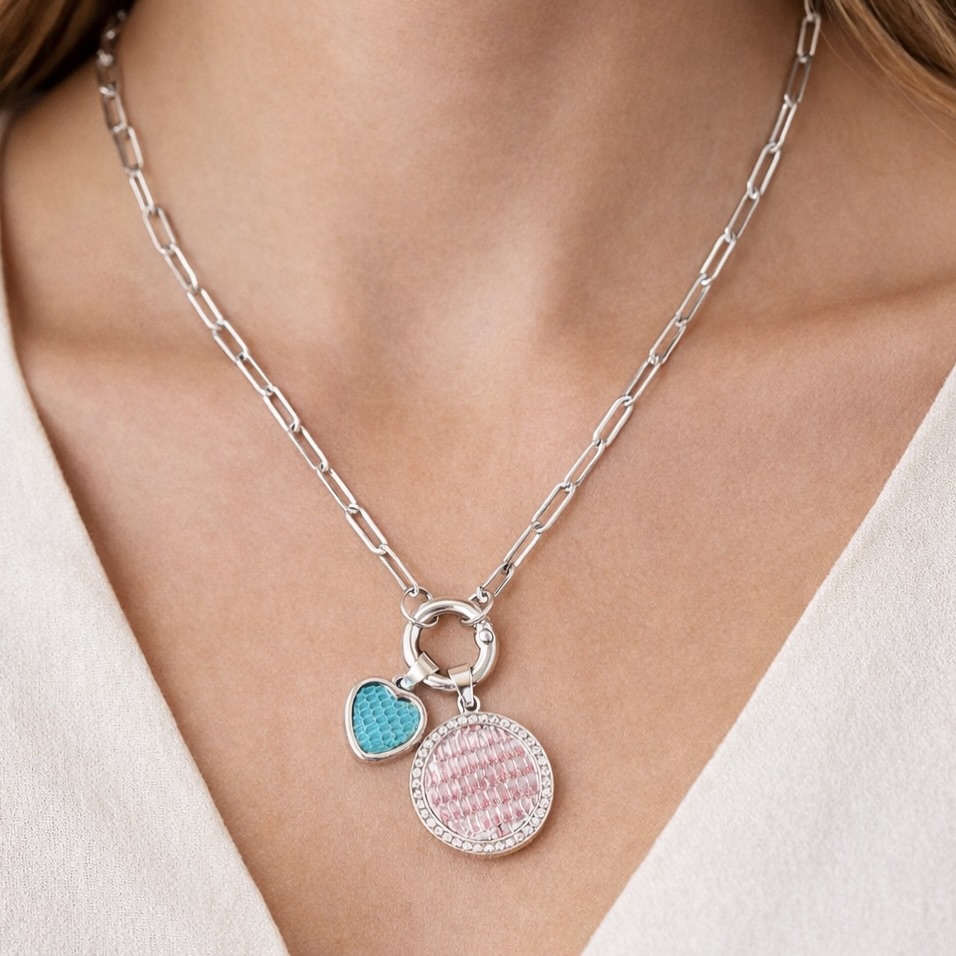 Two signature pieces, one elevated statement.
Introducing our capsule collection.
Designed for effortless, elevated layering.
#AnnieHandbags #CapsuleCollection #LuxuryDetails #JewelryStyle #TodaysGoddess