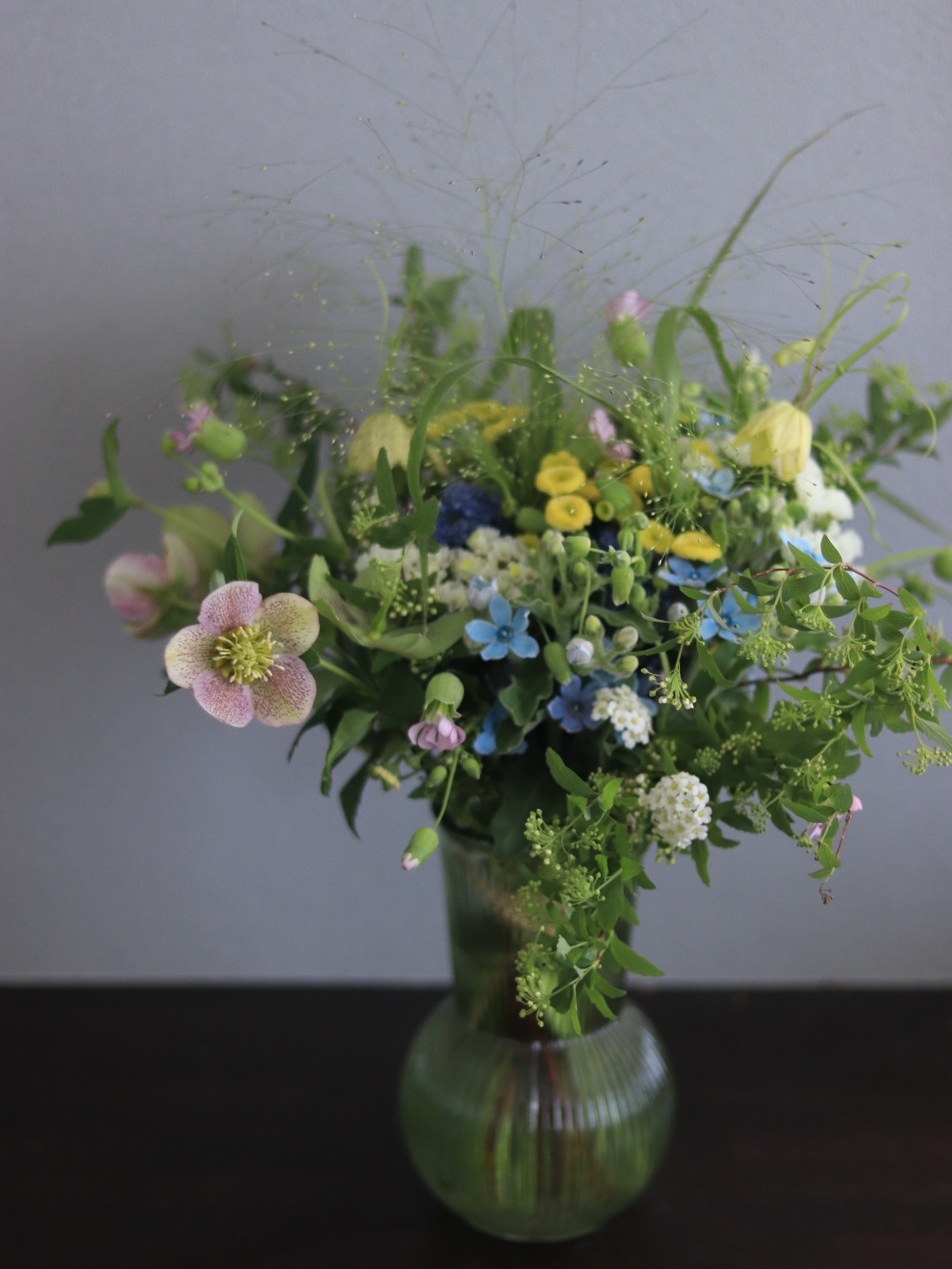 春の草花シャンペトルはお任せ定期花。
私はこういうシャンペトルブーケが大好き。
ギュッと密集しているようで、絶妙なゆらゆら感。
揺らすと風が抜ける感じがたまらなく好き。
Tataの得意なスタイルかなと思います。
小花ばかりで束ねるので、見た目以上に本数があり、それもまた密かな贅沢です。
初めてシャンペトルブーケを束ねたときは、全然うまくできなくて、風が通るような雰囲気にできなかったです。
今回は入っていませんが、ミントやゼラニウム などのハーブが入るともう、たまらないです。
庭のミントが少しずつ伸びてきました。早くブーケに入れられるくらいに育って欲しいな。
🌸新しいことを始めたいあなたへ
こんな日々を重ねながらも、私はやっぱり花と過ごす時間が好きです。
揺らぎやすいこの時期の心と体にも、
花はそっと寄り添ってくれます。
もしあなたが、「何か始めたいな」と思っているなら、
お花、いいかもしれません。
\40代・50代・60代からスタートされる方がほとんどです/
未経験でも大丈夫。手を動かす時間が、癒しになり、自信になります。
⸻
📍レッスン・販売について
静岡県磐田市にて、フラワーレッスンと予約制の花販売をしています。
🎓【テーブルブーケクラス募集中(4月スタート)】小さなブーケを1年間、四季とデザインを楽しみながら学びます。
🌱【セミプロ・プロクラスを目指すコース】
年2回募集/将来お教室や販売を視野に
🌷【単発ワークショップ】
不定期で開催中
💐【定期花(ヒーリングメッセージ付き)】
プレジールドゥフルール/3ヶ月以上のご契約
🎁【花束・アレンジメント(お花からのメッセージなし)】
予約制/花束5,500円〜、アレンジメント6,600円〜
お申込み・お問い合わせはプロフィールにある
@maki.watanabe.1003 の
📱公式LINEよりお気軽にどうぞ。