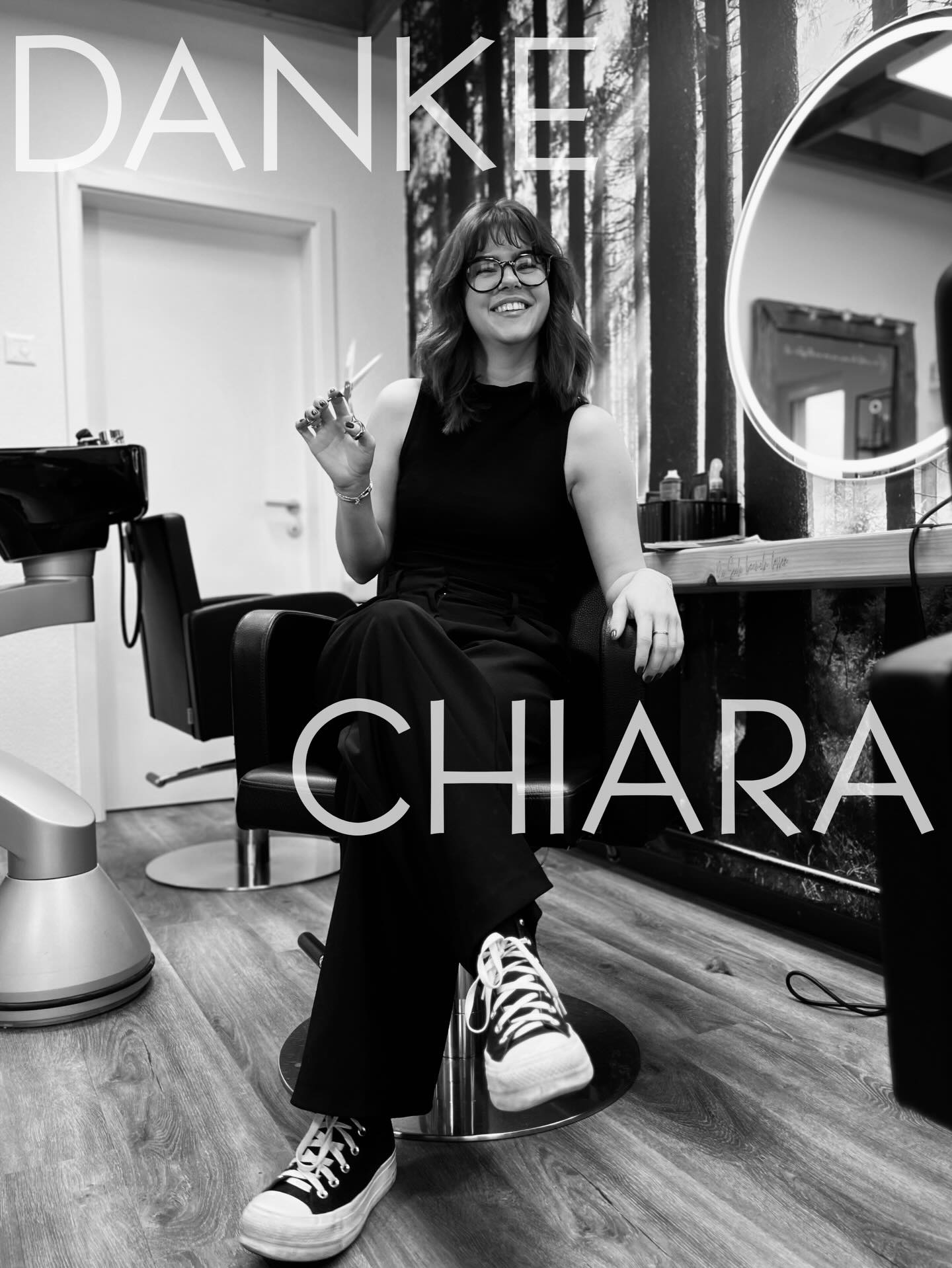 Manchmal verändern sich Wege – und genau das dürfen wir auch würdigen. ✨
Chiara wird ab Mai einen neuen beruflichen Weg einschlagen.
Diese Nachricht ist für mich mit vielen Gefühlen verbunden – natürlich auch mit Traurigkeit, sie gehen zu lassen.
Chiara war eine wundervolle Mitarbeiterin und ein grosses Talent. Ich bin von Herzen dankbar für die gemeinsame Zeit, für ihr Engagement und all das, was sie in meinen Salon gebracht hat. Auch ich durfte in dieser Zeit viel lernen – über mein Unternehmen, meine Rolle als Führungsperson und über mich selbst.
Ich wünsche dir, liebe Chiara, nur das Allerbeste für deinen weiteren Weg. 🤍
Unsere Branche darf sich glücklich schätzen, dich zu haben.
Für euch als Kundinnen:
Alle bestehenden Termine werden von uns persönlich begleitet, damit ihr euch weiterhin gut aufgehoben fühlt.
Danke für euer Vertrauen. ✨
