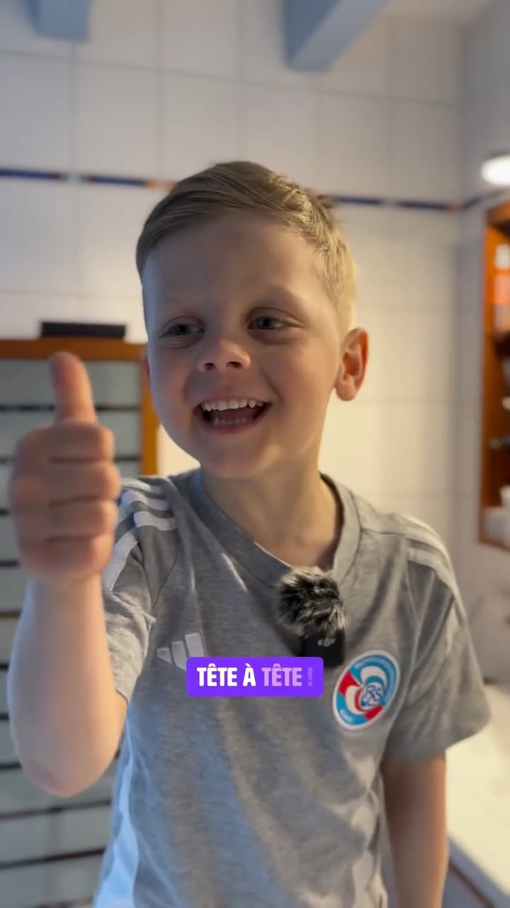 ✨ À 4 ans, déjà une vraie star du style 😎✂️
Chez Tête à Tête, on ne coupe pas que des cheveux… on révèle des personnalités 💇♂️✨
Aujourd’hui, c’est Eliotte qui a pris le fauteuil (et clairement… aussi la pose 😄)
Du haut de ses 4 ans, il nous a offert un vrai moment de bonne humeur 🎬
Résultat ? Une coupe au top, un style déjà bien affirmé et surtout un petit client génial, drôle et plein d’énergie 💥
Merci Eliotte pour ta confiance et ton style, on valide à 100% 🔥
Chez Tête à Tête, on coiffe les enfants avec douceur, patience et bonne humeur 👦✨
Première coupe ou look affirmé, chaque moment devient une expérience fun et rassurante
#coiffureenfant #salondecoiffure #coiffurealsace