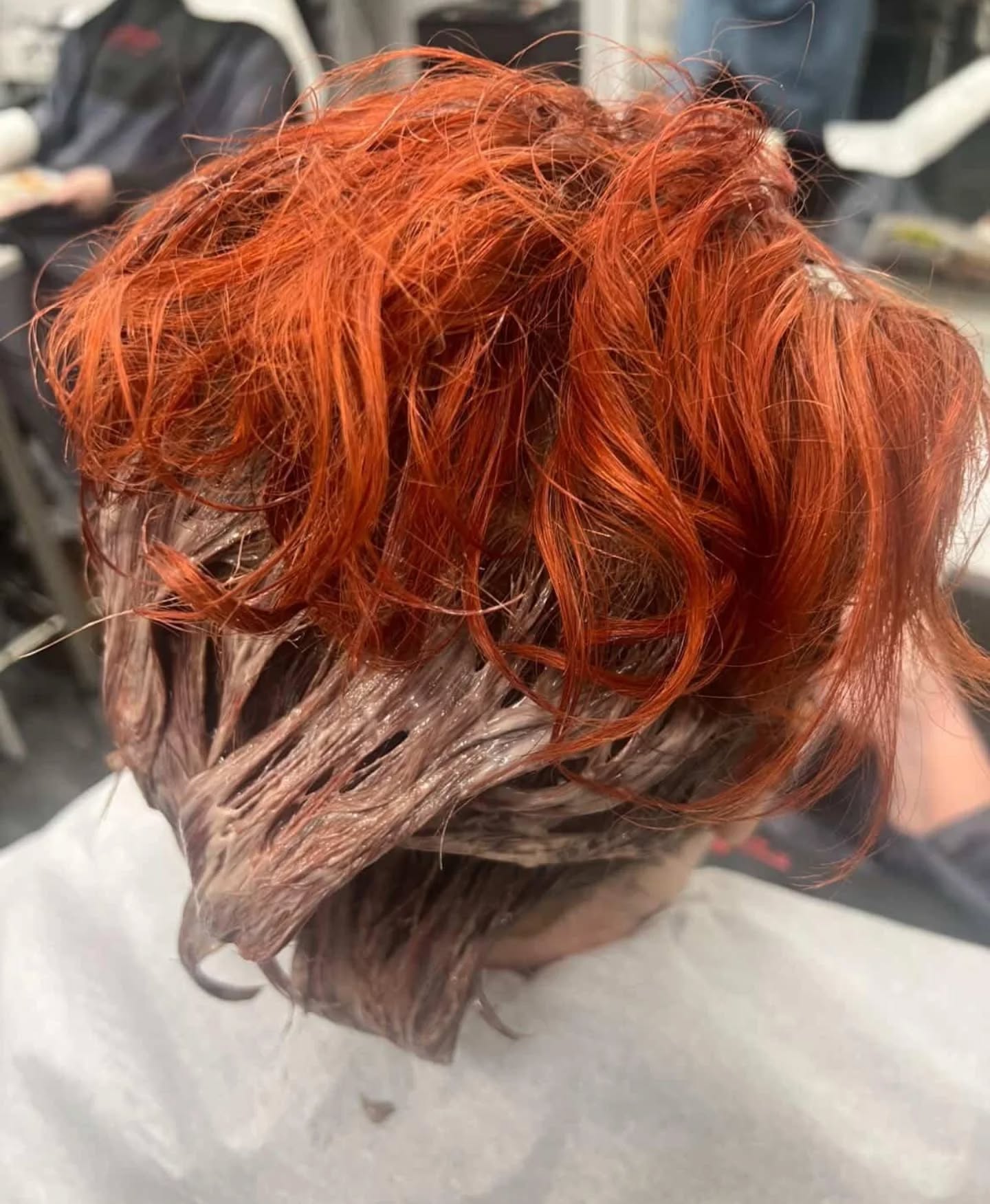 Lähtötilanteessa kirkas oranssi, lopputuloksena lämmin kuparinruskea 🤎 - Kirsi -
#fourreasons #fourreasonsoptima #optimahaircolor #optima #kuparinruskea