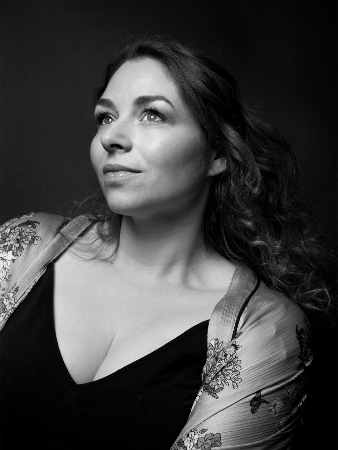 I dag har jeg fødselsdag. Det har jeg prøvet at fejre over 40 gange nu. Sikke heldig man kan have lov at være. ❤️
For nylig døde én af operaverdenens helt store nye håb, Rainelle Krause, i en alder af blot 37 år. Jeg kendte ikke Rainelle personligt, men var, som mange andre, blæst bagover af hendes fantastiske instrument, og måden hun beherskede det.
Jeg synes disse pludselige dødsfald sætter tingene i perspektiv, når man går sådan og små-brokker sig lidt over de ekstra kilo på sidebenene, der åbenbart bliver stædigt hængende, de begyndende rynker, lænden der lige skal strækkes hver morgen (knas, siger alt!), den dér karriere på The Met som aldrig blev til noget. Alle de ting er jo ubetydelige, så længe man har sit (relativt) gode helbred, sine nærmeste, og glæden ved livet.
Jeg er glad for at være her, og jeg har planer om at blive hængende mindst dobbelt så længe som jeg allerede har været her.
Og så længe jeg bliver ved med at blive betragtet som en del af “blomsten af den nye generation” som operabladet Ascolta skrev så sent som i mandags, så tænker jeg det hele nok skal gå. 🎶
(Men så sagde vi også at jeg snart var ung OG erfaren, ikke anmelder-venner? ❤️🙌)
I aften kl 19.20 er det præcis 41 år siden jeg kom til verden, og kl 20.00 flyver FUGL over scenen for næstsidste gang.
Ses vi? 🫶
📸 @vonrikka
Sangen er fra mit fødeår 1985 😎