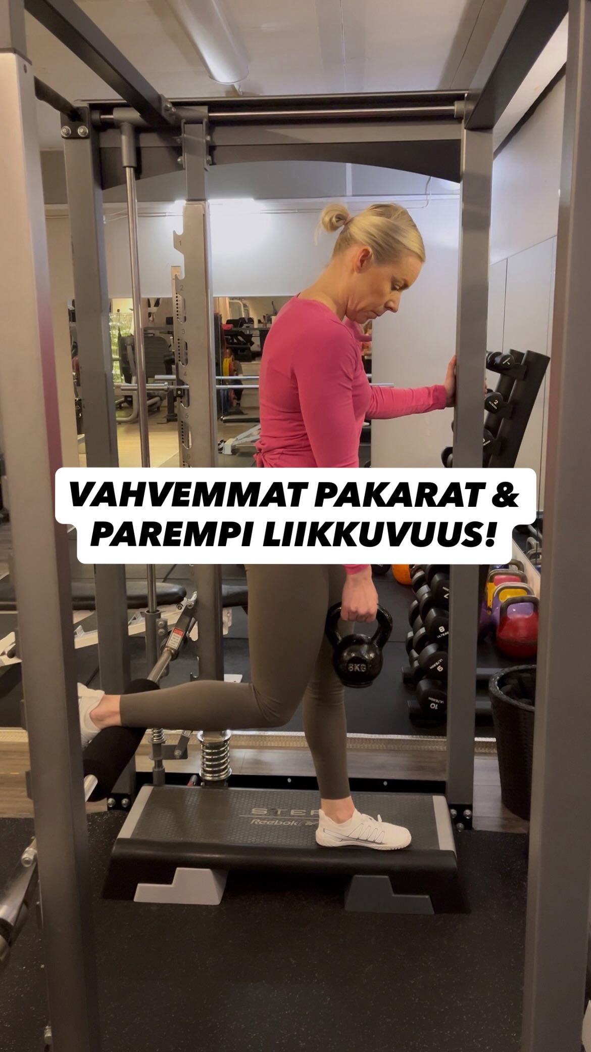 Tässä loistava liike, joka avaa lonkankoukistajia, vahvistaa pakaroita ja lisää nilkan liikkuvuutta! 🔥
Pitkäaikainen istuminen heikentää pakaroiden aktivaatiota ja kiristää lonkankoukistajia.
Bulgarialainen kyykky etujalka korokkeella lisää liikerataa ja on erinomainen harjoitus pakaroiden vahvistamiseen sekä etuketjun jumien avaamiseen. Liike kehittää myös nilkan liikkuvuutta ja auttaa tasoittamaan puolieroja.
Ehdottomasti mukaan treeniohjelmaan! 💪🏻
👉🏻 2-4 x 10 toistoa, 1-2 min palautus oman tason mukaan!
Tallenna harjoitus ja ota testiin! ✅
Seuraa tiliäni, jos kaipaat lisää treenivinkkejä! 💥
#bulgarialainenkyykky #pakaratreeni #voimaa #lihaskunto #liikkuvuus