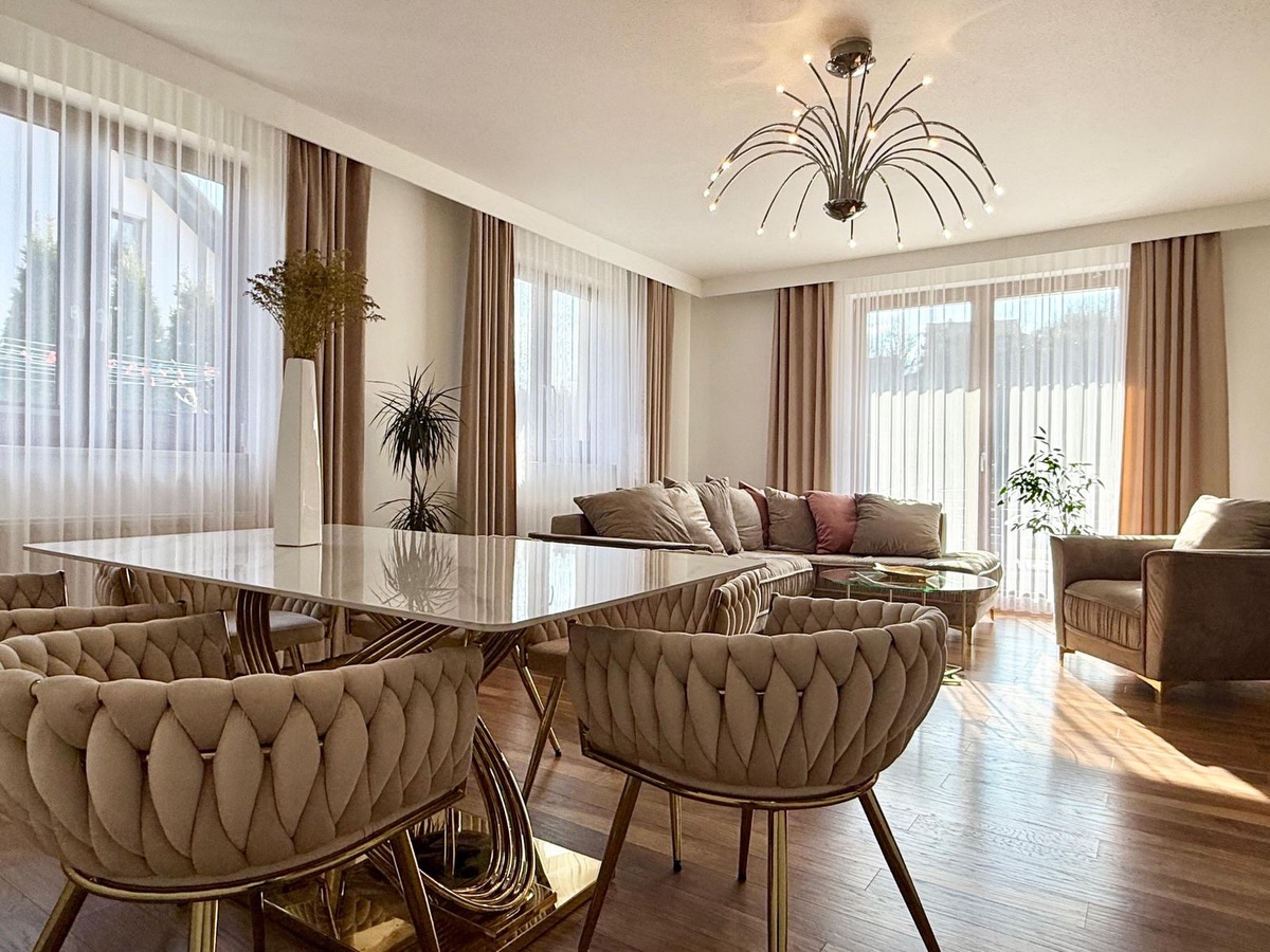 💰1 250 000 zł
Są takie miejsca, które od pierwszego spojrzenia dają poczucie spokoju… 🤍
Węglówka | powiat myślenicki
Dom o pow. użytkowej 160 m2 położony wśród zieleni, z widokiem na wzgórza 🌿
Zadbana posesja, prywatność i przestrzeń, której naprawdę się dziś szuka.
✔ elegancka brama wjazdowa
✔ szeroki, wybrukowany podjazd
✔ ogrodzona działka o pow. 900 m2 obsadzona tujami 🌲
✔ pięknie zagospodarowany ogród
✔ garaż oraz wiata
To miejsce stworzone do życia, nie tylko do mieszkania.
Układ domu:
Parter:
• salon z wyjściem na ogród ☀️
• kuchnia z jadalnią
• łazienka
• pomieszczenie gospodarcze
• garaż
• kotłownia
Poddasze:
• 3 pokoje z balkonami, w tym duża sypialnia z garderobą 🛏️
• łazienka
• strych
Dodatkowo:
✔ okna PCV
✔ dachówka ceramiczna
✔ ogrzewanie: pompa ciepła + piec na ekogroszek 🔥
✔ woda ze studni głębinowej 💧
✔ kanalizacja
✔ gaz przy granicy działki
Lokalizacja?
Cisza, natura i przestrzeń 🌄
A jeśli lubisz aktywny wypoczynek i relaks — ta lokalizacja naprawdę daje możliwości:
🎿 blisko Kasina Ski & Bike Park
🚵 trasy rowerowe i rekreacja latem
💧 niedaleko Poręba Wielka i Termy Gorce
🛍 szybki dojazd do Mszany Dolnej
🚗 wygodny dojazd do Myślenic
Jeśli szukasz miejsca, które daje spokój, prywatność i gotowość do zamieszkania - ta oferta zdecydowanie zasługuje na Twoją uwagę.
🔗 https://www.apexkoncept.pl/nieruchomości/dom-z-widokiem-na-wzgorza-weglowka-powiat-myslenicki
🤝Napisz i umów się na prezentację
_____________
📍Mszana Dolna, ul. Starowiejska 4C
☎️ tel. 798 370 312
📩 anna@apexkoncept.pl
📲 apexkoncept.pl
#domnasprzedaz #myslenice #nieruchomoscimyslenice #powiatmyslenicki #wegłówka