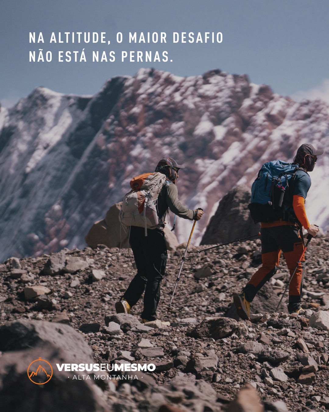 O corpo cansa. O frio aperta. O ar falta. Em algum momento, uma pergunta vai surgir: "por que estou aqui?"
A resposta não vem da força física. Vem da resiliência. Da capacidade de aceitar o desconforto, respeitar o ritmo e continuar, um passo de cada vez.
É nessa hora que o apoio certo faz toda diferença. Ter um guia brasileiro ao lado, que fala sua língua, conhece seus medos e já passou por isso antes, transforma a dúvida em confiança.
Na Versus, preparamos você para o que vem antes do cume: o silêncio, o cansaço, a dúvida, a superação silenciosa.
E quando a pergunta "por que estou aqui?" aparecer, você já vai saber a resposta.
Foto: @gtarso_ - Aconcágua (2023)