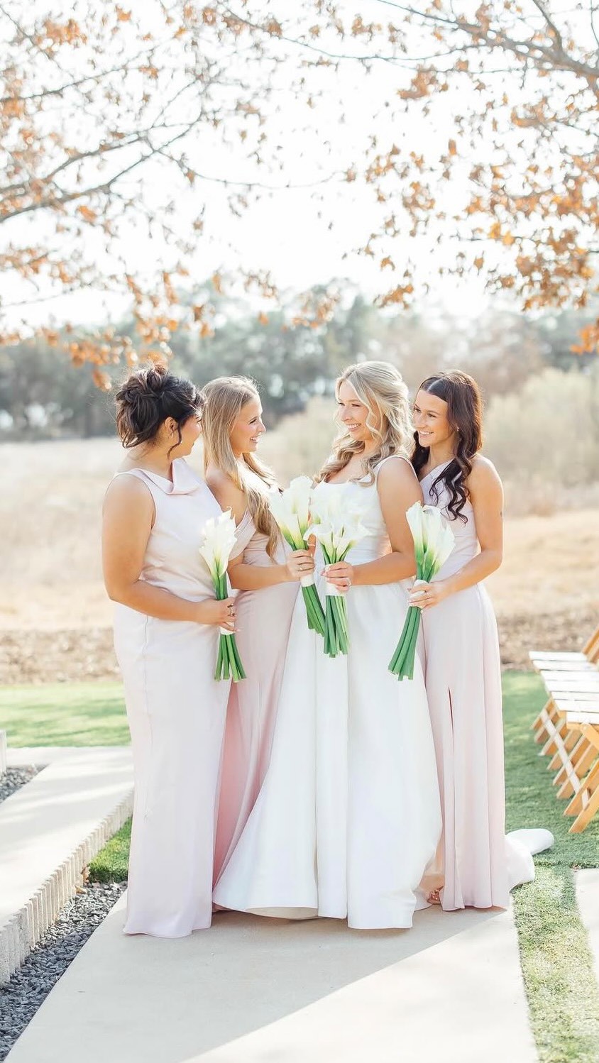 Lauryn + James’ day really did feel like a romance movie 🥹🤍
The soft moments, the happy tears, the quiet little glances… all of it was straight out of a love story ✨
Days like this are why I love what I do — getting to capture the moments that feel just as magical as they look 📱
If you want your wedding to feel like your own movie when you watch it back, I got you 🫶
Booking 2026 + 2027 weddings + events — message me or inquire through my website!
#weddingsinhouston #WeddingContentCreator #RomanceMovieVibes #AustinWeddings #CandidWeddingMoments BrideToBe2025 BrideToBe2026 WeddingReel