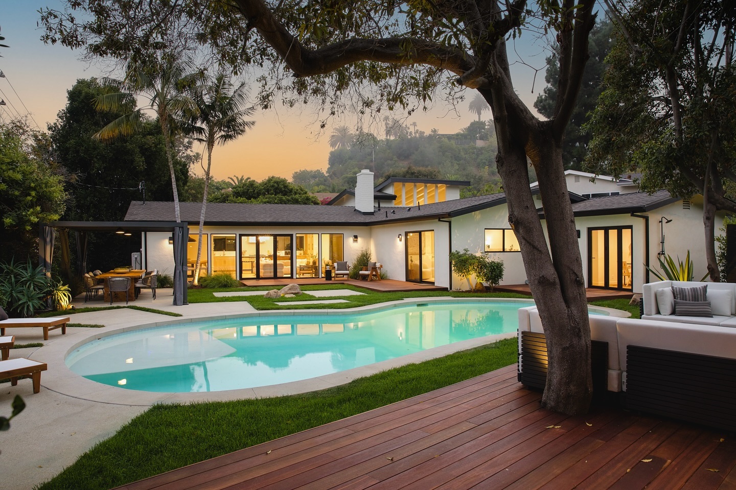 Meticulously crafted with an eye for detail, our team is proud to showcase the stunning photography of Keller Williams’ newest listing at 13301 Westcove Drive. This beautifully remodeled Brentwood residence offers a perfect harmony of modern luxury and serene outdoor living.
Excited to celebrate this gorgeous home with our client and invite you to discover its incredible charm.
#luxuryhomes #realestate #digitalmarketing