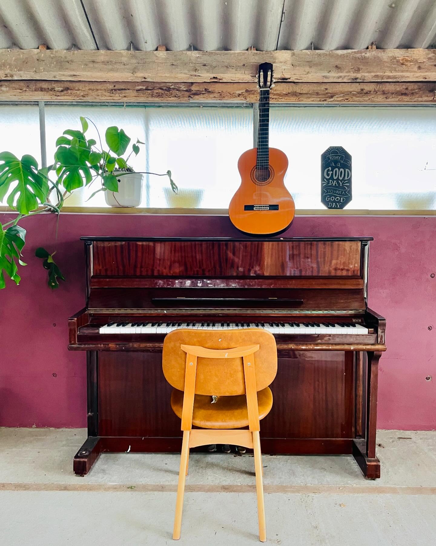 Welkom in de Stal. De oude koeienstal doet tegenwoordig dienst als ruimte voor feesten, workshops, zakelijke bijeenkomsten en tussendoor als grote huiskamer of overdekte uitvalsbasis voor de camping en huisjes. Spelletjes, boeken, een fijne keuken om te koken en genoeg tafels om lekker aan te eten.
3 weken geleden ontstond het idee voor een make-over. De Stal was al een gezellige plek, maar er miste sfeer en het was altijd rommelig. In 3 weken tijd zijn er prachtige strakke wanden en een keuken getimmerd door @eddugrau, muren geschilderd (met o.a. die prachtige zwaluw) en een oude kast geflipt door @de_flipperkast en nieuwe meubels gescoord (het hele land doorkruisd voor marktplaats pareltjes) door mijzelf.
Vandaag is hij al gelijk in gebruik: een familie feest met 50 personen, volgende week een kampeerfeestje en de week daarna een verjaardagsfeestje met live optreden. Wat zou jij hier willen organiseren? 💚🧘🎶
#bijzonderelocatie #vergadereninhetgroen #vergaderenindenatuur #recreatieboerderij #groepsaccommodatie #natuurcamping #minicamping #kamperenbijdeboer