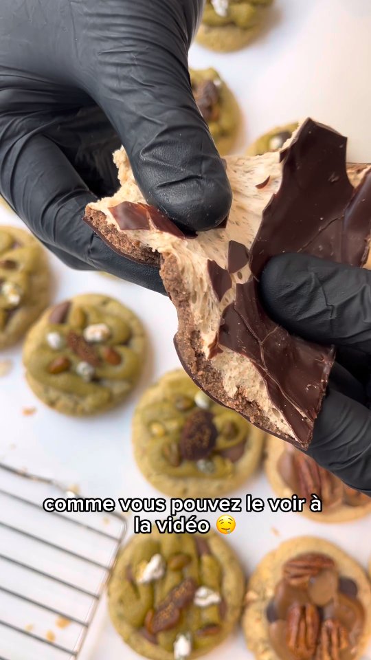 🌽🐣 L'œuf Signature Hennemann: L'œuf Maïs 🐣🌽
Un œuf pas comme les autres...
@mariustheviot nous explique tout !
🥚 À l’extérieur, une coque de chocolat noir intense… fine, brillante, élégante.
💝 Puis vient la douceur… une guimauve praliné, légère comme un nuage, qui fond délicatement.
🌽 Et soudain le praliné popcorn, irrésistible, surprenant, addictif.
Et au cœur de cette création… la magie opère.
✨️ Une surprise vous attend : une pluie de popcorns salés et caramel, pour une explosion de textures et de saveurs.
Entre douceur et caractère, entre enfance et gourmandise…
L’Œuf Maïs est une expérience à vivre, pas seulement à déguster. ✨
Prêts à découvrir notre signature de Pâques ? 🍿🍫
📍 Nicolas Hennemann Chocolaterie Pâtisserie- Grand Hôtel-Dieu Lyon
#chocolat #paques #Pâtisserie #lyonfoodies #artisan