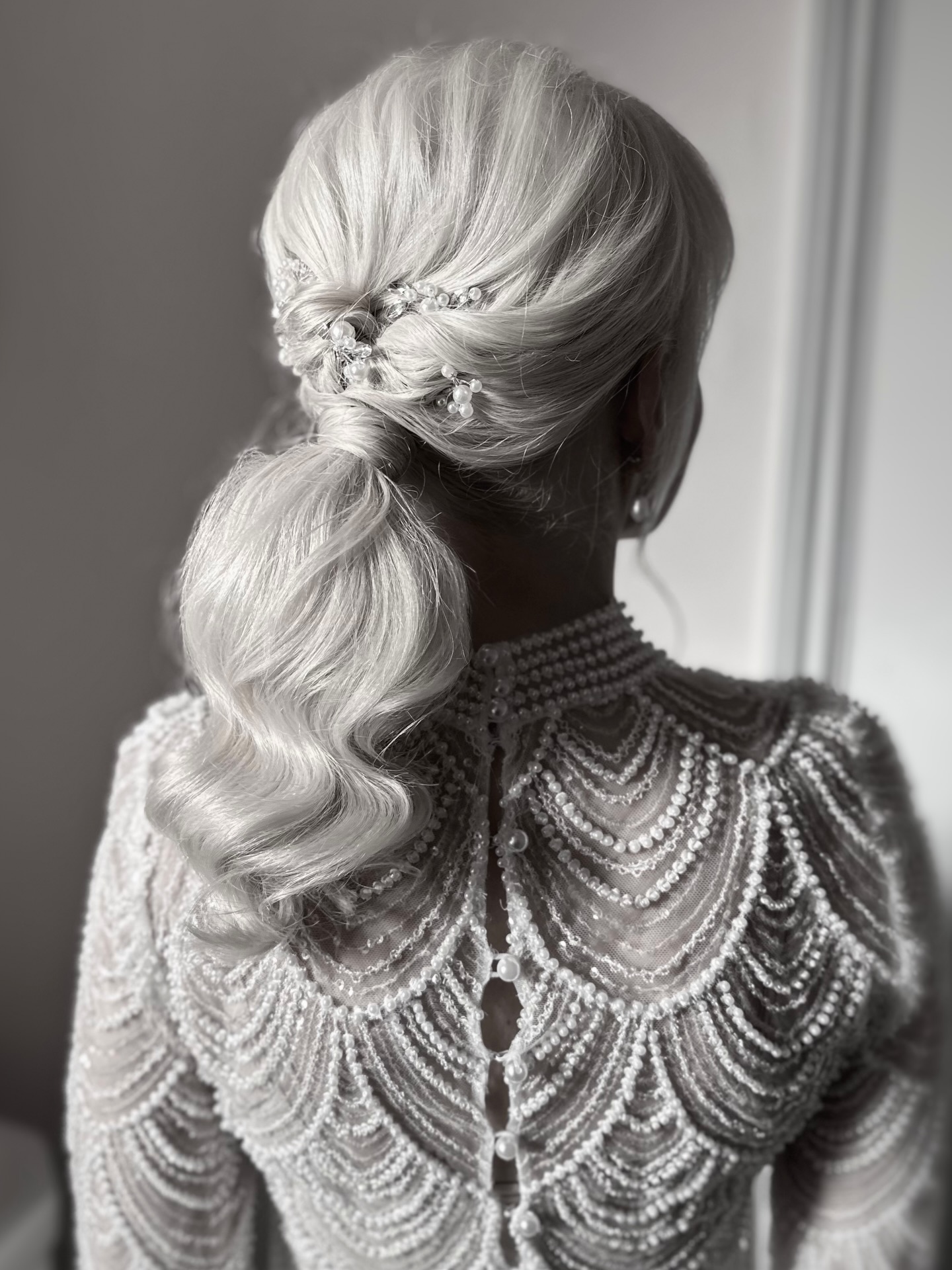 Intimate seafront wedding at @titchwellmanor , elegant and stylish bride @adelin2
Soft volume and an elevated ponytail gave her that modern, sophisticated style, which stayed perfectly in place despite the wind and hours of celebration. Her daughter's hair was styled to echo the bride's waves with sweet, understated pins.
#ModernBride #BeachWedding #BridalHair #GlamPonytail #WeddingHair