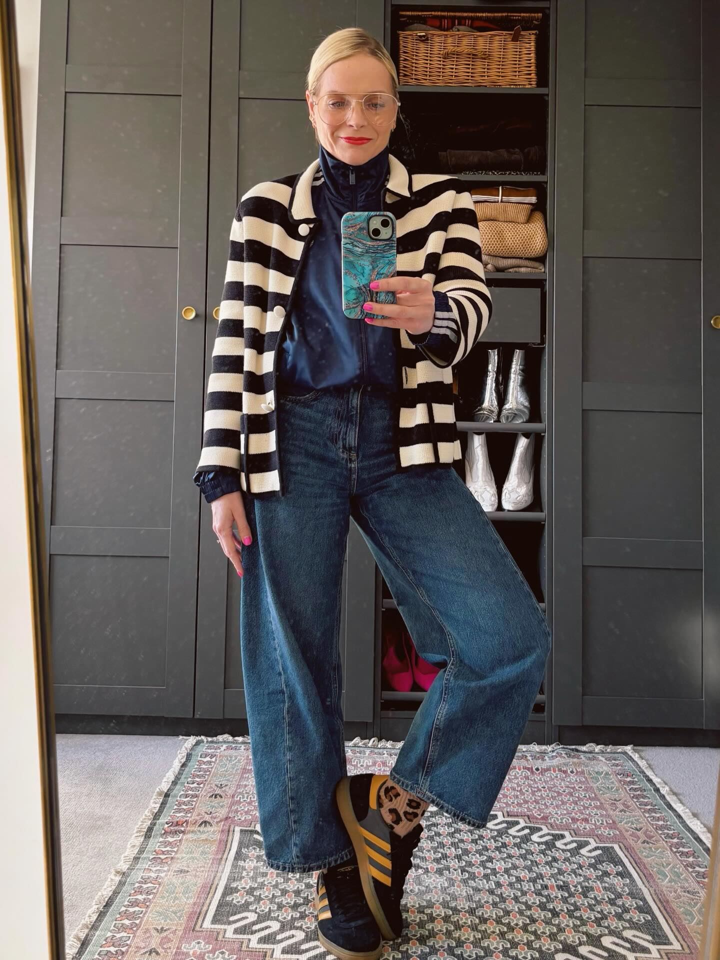 I saw a belt hack ➡️ and thought I’d give it a whirl on my @adidasoriginals track jacket, which is a wee bit long for me.
Works a treat 🤩 and it’s now the perfect length. Worth a try if you have a jumper or top that’s too long or baggy to make it more cropped.
Still layering up as Winter came back with a bang - this stripy knit jacket over my track jacket and fave barrel jeans, plus leopard socks and Spezials.
Current:
Adidas jacket: @asos
Adjustable belt: @amazonuk
Stripe knit: preloved Chinti and Parker
Style - personal style - personal stylist - women’s style - styling - style inspo - personal styling - casual outfits - everyday outfits - fashion - easy styling
#personalstyle #personalstylist #ootd #wiwt #Spring