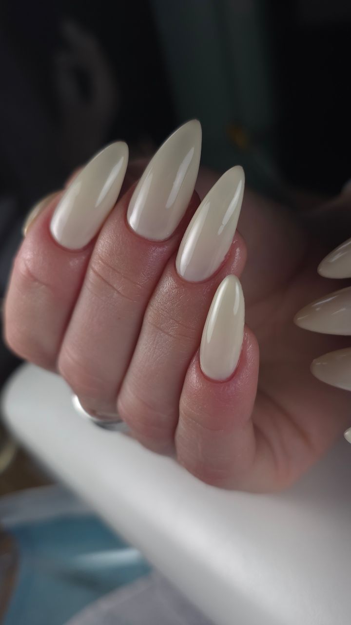 Nail correction ✨
Rebuilt structure, corrected apex, and refined shape for a clean, balanced, and long-lasting result.
Because every detail matters 💅
#alliston
#nailinspo
#springcolor
#nailsaddict
#gelnails