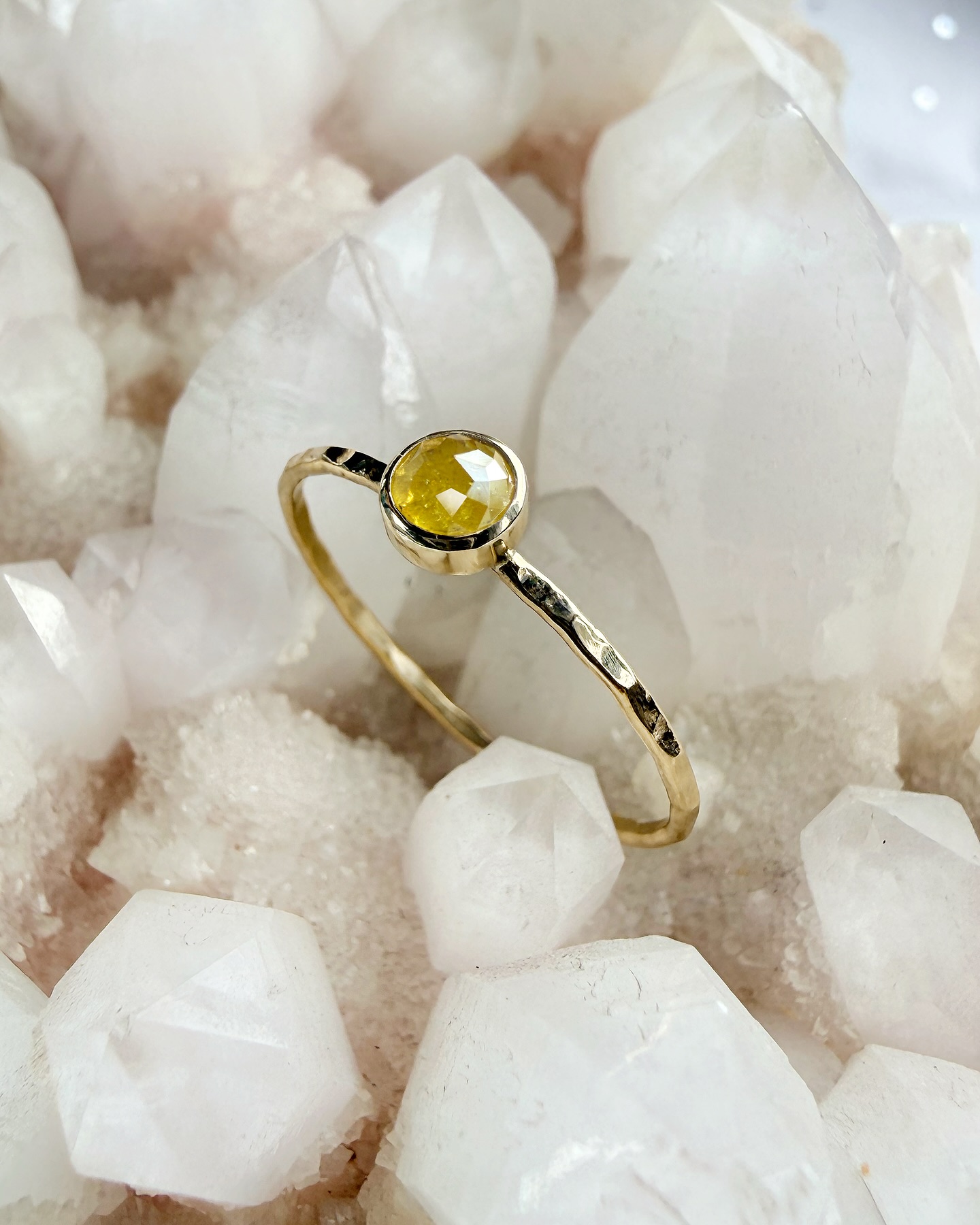 Dzieńdoberek! 🌞
Przed Wami znów dziś CUDAKI DO WZIĘCIA !!
💍💍💍✨🧙♂️
Pula dostępnych od ręki cudaków jest dość zmienna! Nowe wciąż dołączają, a kolejne znajdują swoje palce 👏
Warto zaglądać tu częściej, sprawdzać relacje, aby upolować swojego wymarzonego cudaka! Wystarczy napisać do mnie 📮
Kto pierwszy, ten lepszy 🔥🔥🔥
Sukcesywnie, choć powolutku trafiają też do moich sklepów na stronie www oraz Etsy. Tam można złapać cudaka bezkontaktowo 😎
To wielka frajda tworzyć dla Was takie skarby! ✨🧙♂️
:::
Napisz do mnie bezpośrednio tutaj aby poznać detale i spełnić marzenie zamawiając jeden z tych dostępnych pierścionków lub podobny pierścionek stworzony na zamówienie specjalnie dla Ciebie lub kogoś bliskiego 🤗📮💍👌✨
:::
.
.
.
.
.
#bartoszciba #bartoszcibajewelry #yellowdiamondsinthesky #perfectimperfection #cudakdowzięcia