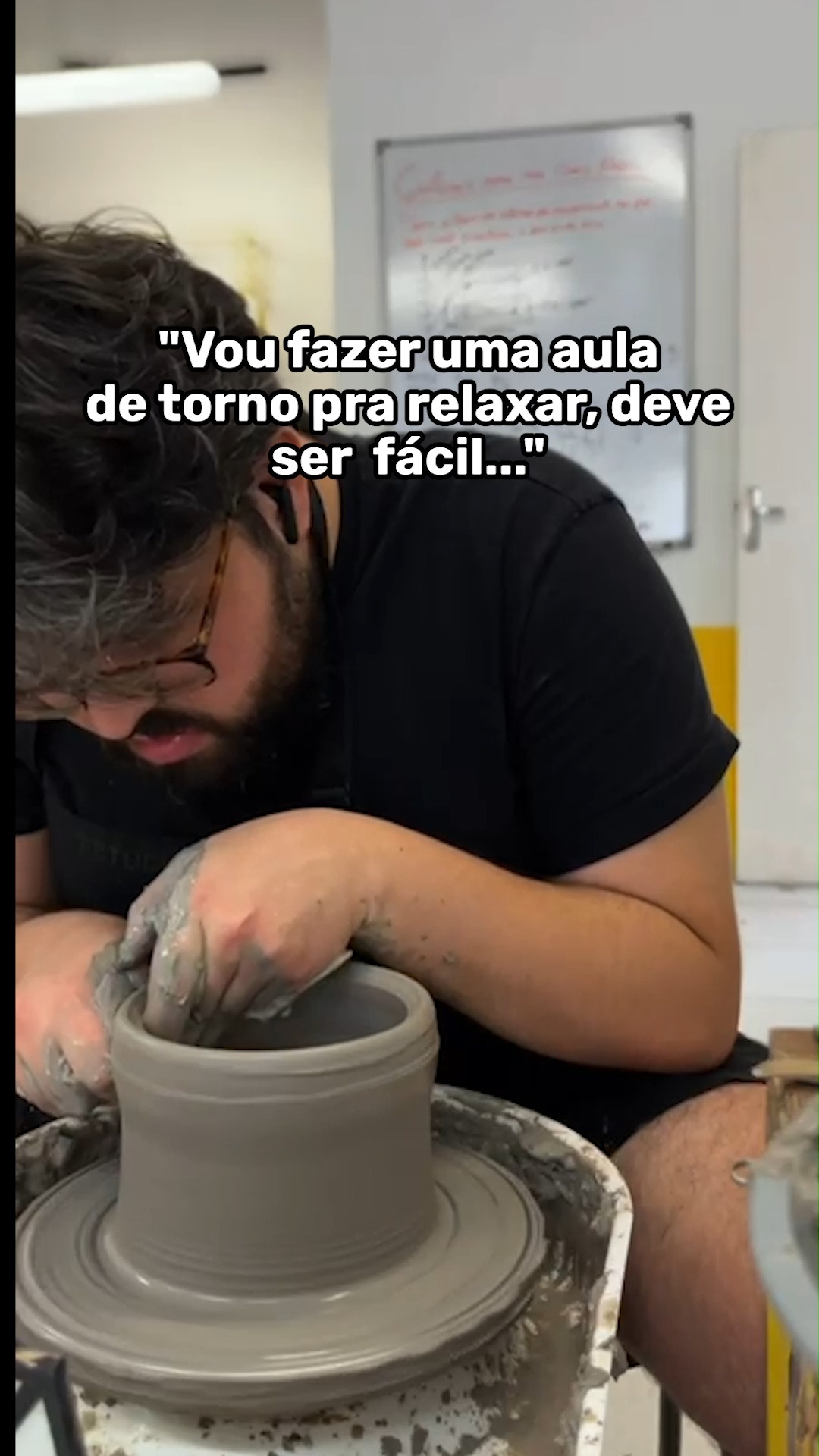 "É só apertar que sobe", disseram eles. 😂
O torno elétrico ensina humildade e física na mesma proporção.
Não é sobre força, é sobre eixo e estabilidade. A boa notícia? A gente te ensina a domar a argila (e a risada faz parte da aula).
Somos um ateliê educativo, localizados na cidade de Pelotas/RS. Oferecemos aulas de cerâmica, pintura, desenho e aquarela.