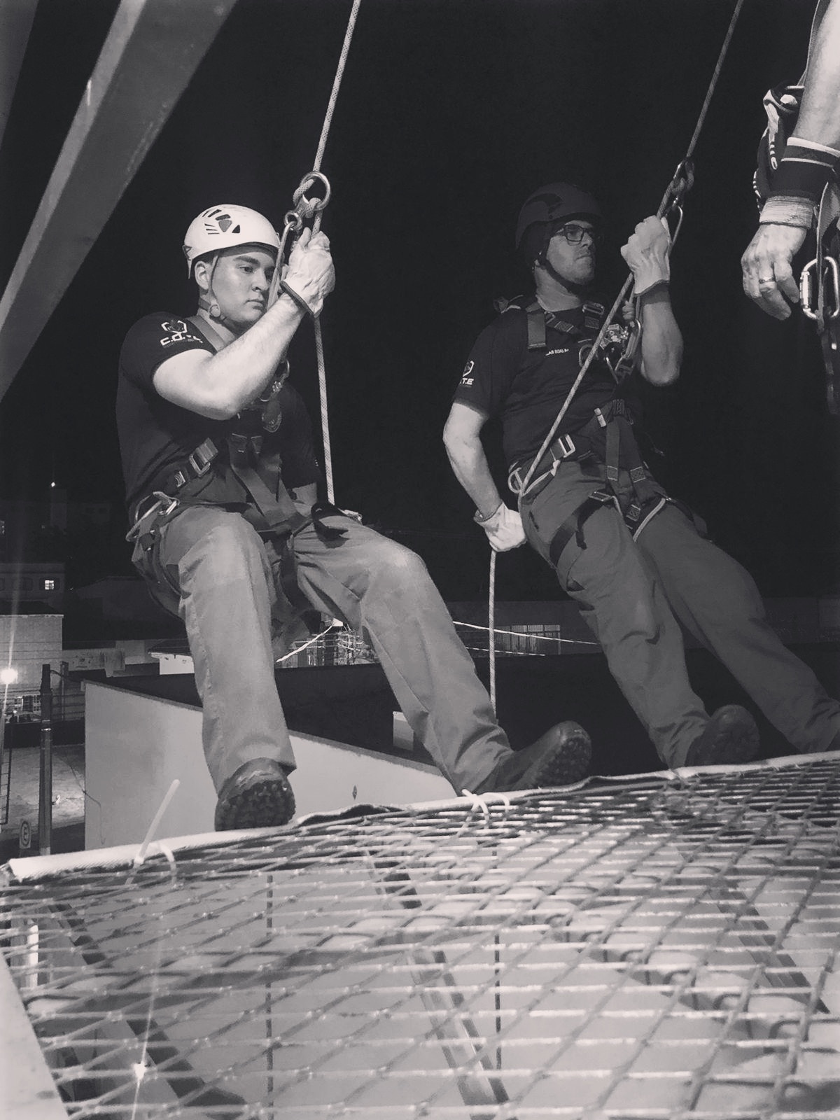 “O primeiro passo para a conquista é aprender com o processo.” 🏃🏻
⠀
ÚLTIMAS VAGAS: Curso de Formação de Bombeiro Profissional Civil. 👨🏾🚒👩🏼🚒
⠀
Período: Manhã (08:00 às 12:00).
Aulas: Segunda, Quarta e Sexta.
Carga Horária: 250 horas.
Duração: Média de 5 à 6 meses.
⠀
Essas fotos são registros das aulas de APH e Salvamento Terrestre/Altura, onde nossos alunos(as) passam por simulações e aprendem na prática as técnicas necessárias para o resgate de vítimas em situações de emergência. Um momento único para os nossos alunos(as), com muito aprendizado e adrenalina. 🔥
⠀
Venha sentir essa emoção e realizar esse sonho conosco!! 🤩
⠀
Estamos com as últimas matrículas para a nossa próxima turma, aguardando você para alcançar esse tão sonhado objetivo, juntos! 🤝🏻❤️
⠀
Entre em contato conosco para maiores informações, faça sua matrícula e garanta já a sua vaga!!
⠀
RECADO IMPORTANTE: Os procedimentos demonstrados são apenas simulações e todo erro apresentado será corrigido! Nossos alunos(as) estão no processo de aprendizado e a evolução será sempre constante. ⛑️
⠀
Para maiores informações:
📞 (12) 98136-0655 (WhatsApp)
📬 contato@guardioesdofogo.com.br
🏠 www.guardioesdofogo.com.br
📍Rua Sebastião Humel, 412 - Centro - São José dos Campos/SP
⠀
C.O.T.E - Guardiões do Fogo,
“Lutando pela sua vida e seu futuro.”
⠀
#bombeirocivil #aph #resgate #treinamentos #sãojosédoscampos