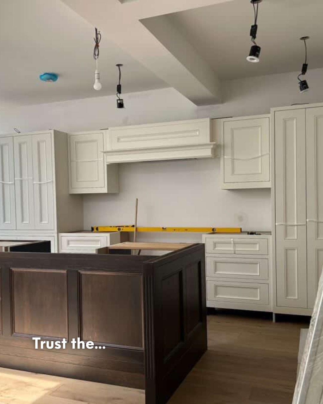 Are you mid-renovation? This is your sign to trust the process ✨
Sharing snaps from @byjennaserena ‘s renovation pre and post worktop install. Just look at the transformation our Arabescato Roma Quartz makes to the space 😍
Are you searching for worktops for your renovation? 🔎 Find them at www.thestoneco.uk.
#worktops #stoneworktops #kitchenworktops #quartz #thestonecompany