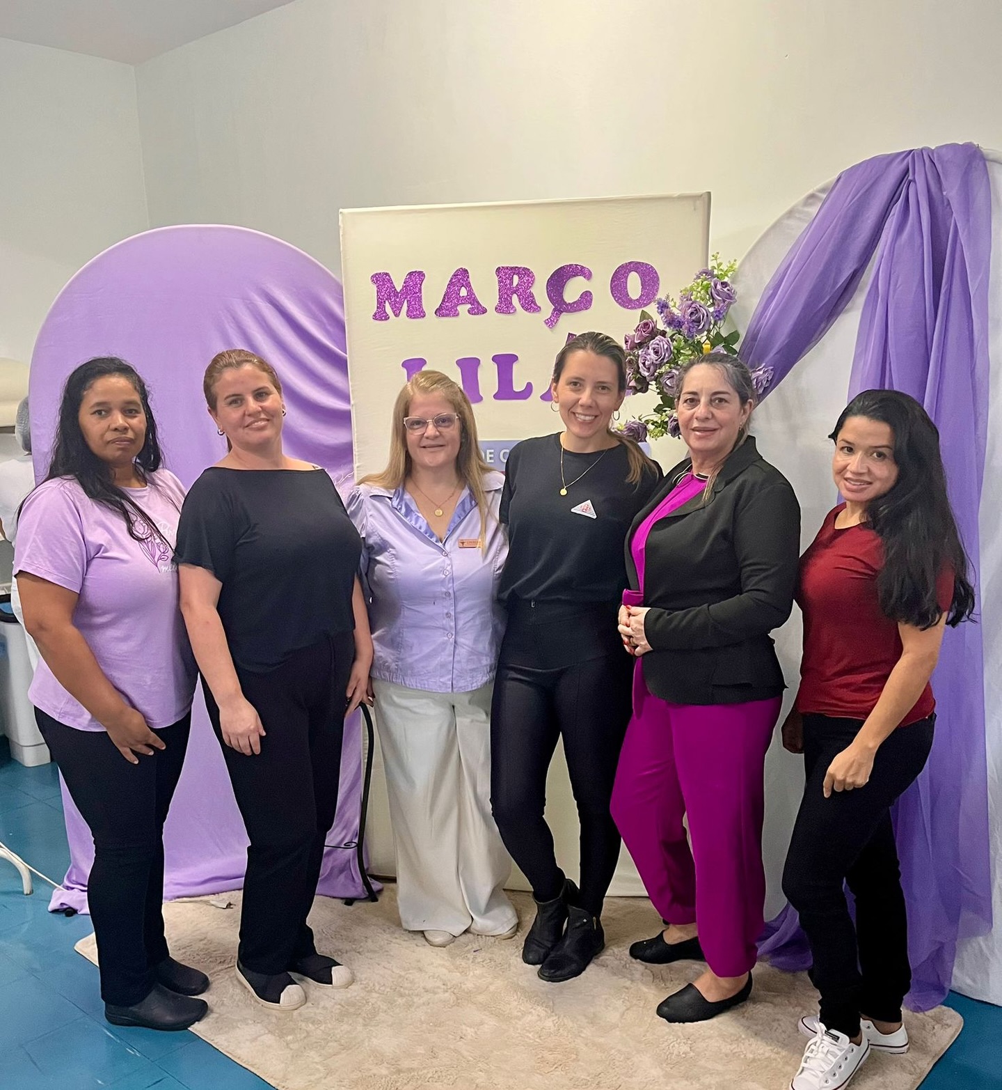 Hospital Dr Adhemar de Barros promove evento do Março Lilás com foco na prevenção do câncer de colo do útero
Café especial reuniu profissionais para um momento de informação, conscientização e cuidado com a saúde da mulher.
Como parte das ações da campanha Março Lilás, a CIPA (Comissão Interna de Prevenção de Acidentes) promoveu, no dia 31 de março, um Café Especial voltado à conscientização sobre a prevenção do câncer de colo do útero e à promoção da saúde da mulher.
O encontro contou com a palestra do Dr. Pablo Nascimento, que destacou a importância da prevenção, do diagnóstico precoce e da realização periódica do exame Papanicolau, fundamental para a identificação precoce de alterações que podem evoluir para o câncer de colo do útero.
O evento também teve a participação especial da consultora de imagem e estilo Charlene Cordeiro, especialista em coloração pessoal, que abordou temas relacionados à autoestima, valorização pessoal e bem-estar, incentivando o autocuidado entre as mulheres.
Além do evento, durante todo o mês de março foi realizada uma campanha interna de coleta do exame preventivo Papanicolau destinada às funcionárias do hospital, com o objetivo de facilitar o acesso ao exame e incentivar a prevenção.
A iniciativa reforça o compromisso da instituição com a promoção da saúde, prevenção de doenças e cuidado com as colaboradoras, fortalecendo ações que contribuem para a qualidade de vida no ambiente de trabalho.