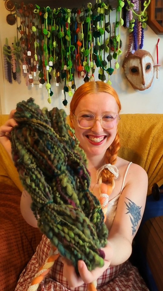 Une laine mousseuse 🌿🍄
J'avais envie de m'amuser un peu avec les textures alors voici une laine fantasie assez terreuse et mousseuse que j'utiliserais dans certaines de mes créations ! ✨
#cottagecore #yarn #crochet #tricot #spinningyarn