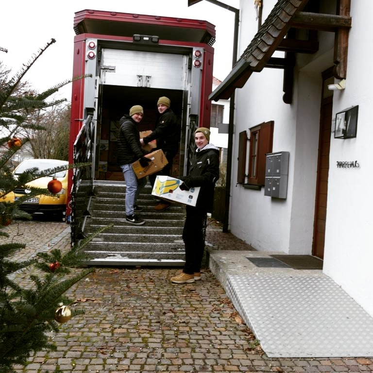 "Junge Leute helfen" - eine tolle Aktion seit nunmehr 30 Jahren und auch schon seit über 15 Jahren in Saaldorf-Surheim!
Hilfe zur Selbsthilfe wird bei "Junge Leute helfen" großgeschrieben.
Es ist erfreulich, wie engagiert sich junge Leute zusammentun, um zu helfen!
Vielen Dank an den Burschenverein Surheim und an alle Spender und Unterstützer!
#saaldorfsurheim
#gemeindesaaldorfsurheim
#gemeinützig #zusammenhelfen
#saaldorf #surheim