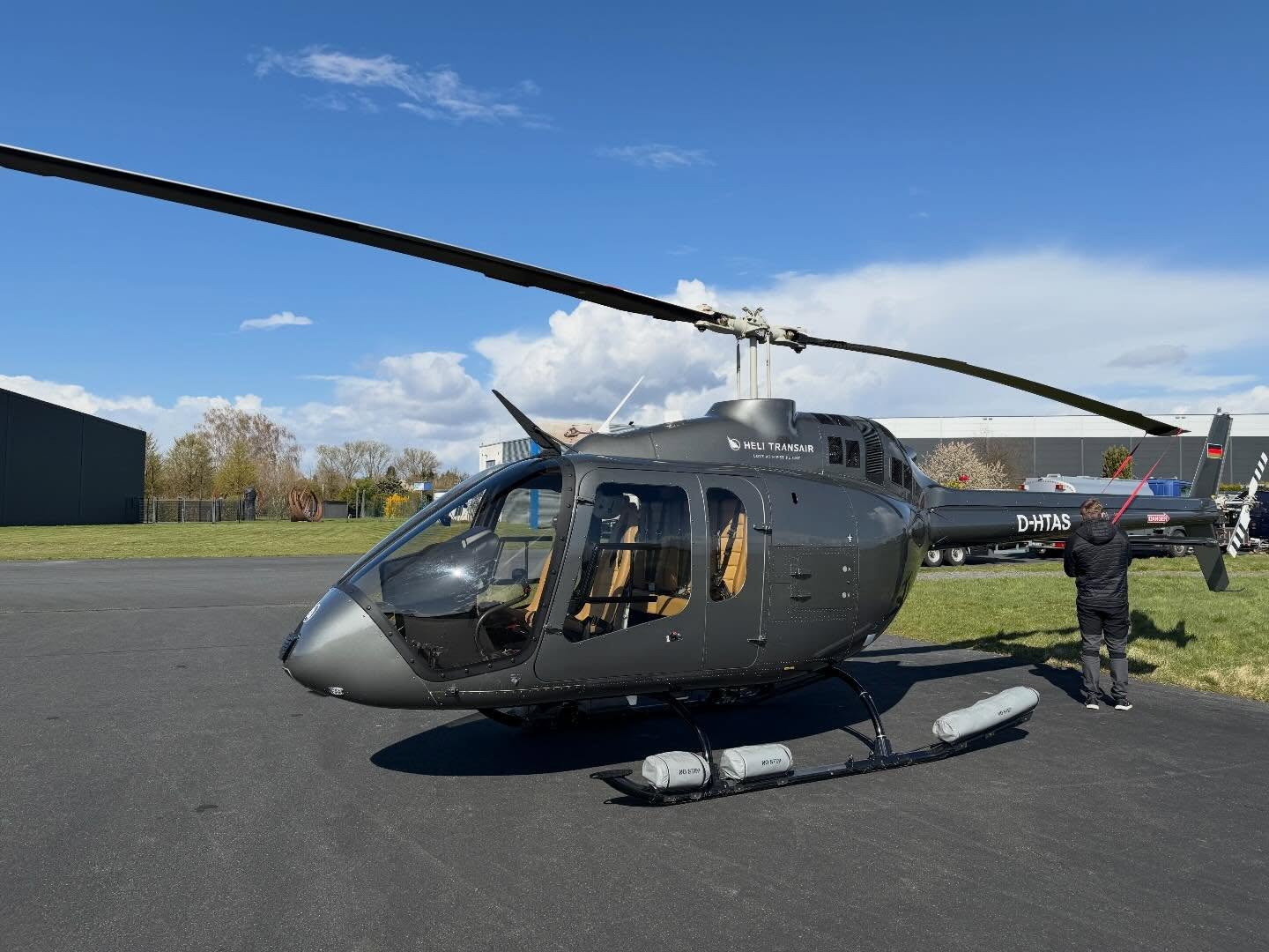 Erste Flugstunden auf der Bell 505 🚁
Bei unserem Partner Helitransair in Egelsbach ging’s heute endlich in die Luft – einfach ein unglaubliches Gefühl! #heliflyhelicopterservice #helitransair #kitzair #fliegen #bell505