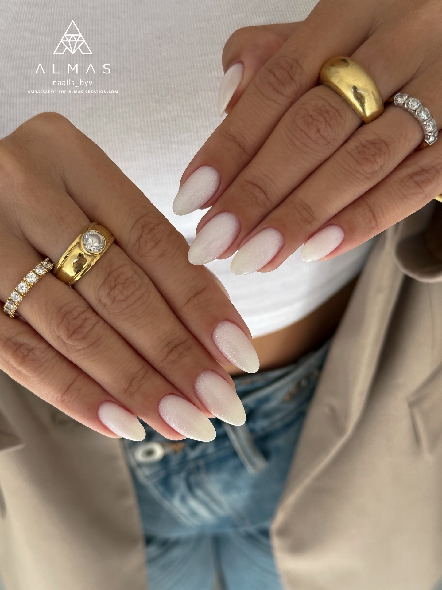 Il n’y a parfois rien de plus beau qu’une pose minimaliste illuminée par l’éclat de quelques paillettes fines. Commentez cette publication si vous êtes d’accord avec nous! ✨
Ici, Valentine a travaillé avec le builder pailleté Pearly White, qu’elle a simplement accompagné d’une couche de notre finition brillante Diamond Top Coat. ✨
#whitenails #whitenailsdesign #almondnails #purenails #milkynails