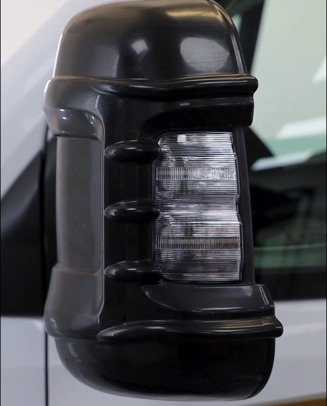 2021 Elddis Encore upgraded with our signature side steps and LED dynamic indicators, with a custom solution to accommodate the self-levelling system — improving access, safety, and visibility!
👉 Interested? Get in touch via our contact form today!