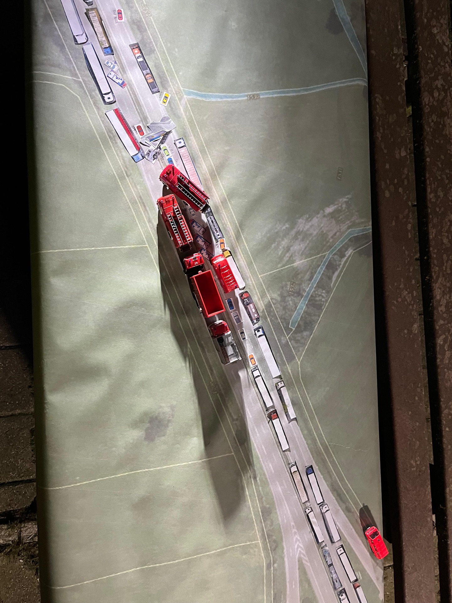 Übung der Führungsunterstützung am letzten Dienstagabend 🚒📟
Bei einer Übung vor Ort haben wir ein Planspiel an der A6 – Rastplatz Bronnholzheim durchgeführt.
Das Szenario:
Ein schwerer Verkehrsunfall mit einem LKW, der die Autobahn blockierte. Mehrere verletzte Personen mussten versorgt werden.
Geübt wurden vor allem:
🔹 Lagedarstellung
🔹 Funkkommunikation mit der Einsatzstelle
🔹 Die Elemente der Lagekarte mit Lageskizze
🔹 Die Führungsharke als Grundlage der Einsatzorganisation
Ergebnis:
Ein klarer, strukturierter Überblick für die Einsatzleitung – mit allen Besonderheiten des fiktiven Einsatzes.
#übung #feuerwehr #führungsunterstützung #einsatzvorbereitung #planspiel A6