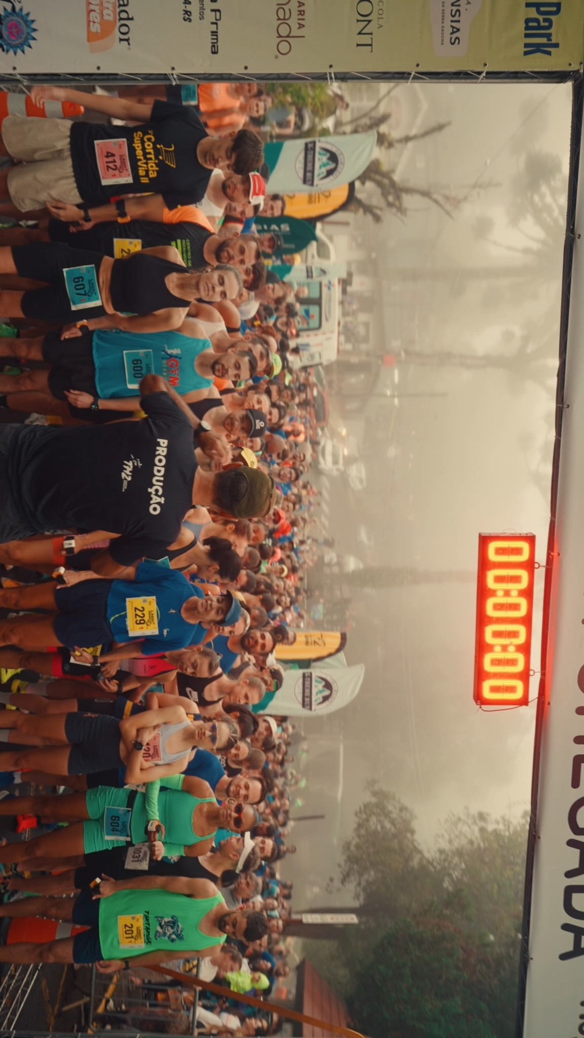 O que aconteceu aqui vai muito além de uma prova. Foi encontro, foi superação, foi energia compartilhada do começo ao fim. Cada atleta que largou, cada pessoa que esteve presente, cada detalhe construído ao longo do caminho fez deste evento algo que não se explica, se sente.
Obrigado, em primeiro lugar, a cada atleta. Vocês são a essência de tudo. São vocês que dão sentido, que elevam, que transformam cada edição em algo único. Cada passo, cada escolha de estar aqui, construiu esse momento.
Nosso muito obrigado também a todos os patrocinadores e apoiadores que caminham ao nosso lado, que confiam e ajudam a transformar ideias em experiências reais. @materiaprimacanela @nbaparkgramado @bodyaction_riograndedosul @aguahortensias @prefeituradegramado @chocolatariagramadooficial @bavariasport_hotel
E um reconhecimento especial aos staffs, que muitas vezes estão nos bastidores, mas sustentam tudo para que o evento aconteça. Cada detalhe cuidado, cada hora dedicada, cada esforço invisível fez toda a diferença.
Seguimos juntos, porque isso não termina aqui. É só mais um capítulo de uma história que continua sendo escrita por todos nós.
#VoltaAoLagoNegro #Gramado #CorridaDeRua #Running #BoaProva #RunGramado