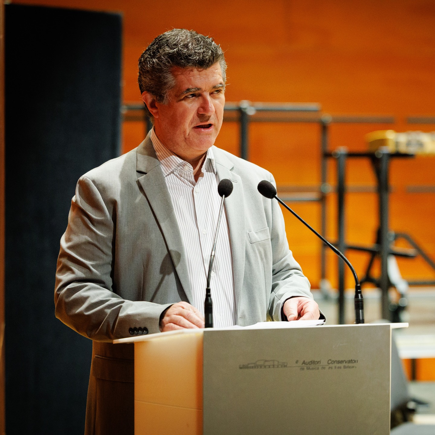 Amb el cor trencat, compartim la trista notícia de la pèrdua del nostre director, en Toni Aragón. Ens ha deixat no només un gran músic, sinó una persona excepcional que ha estat un dels pilars d'aquest centre. 🖤
En Toni ha estat per a tots nosaltres un exemple de fermesa, empatia i humanitat. La seva passió per la música i el seu esperit de companyerisme han deixat una petjada profunda que ens acompanyarà sempre.
Volem enviar tot el nostre suport i ànims a la seva família en aquests moments tan difícils. Gràcies per tant, Toni. Et trobarem molt a faltar. Descansa en pau. 🕊️