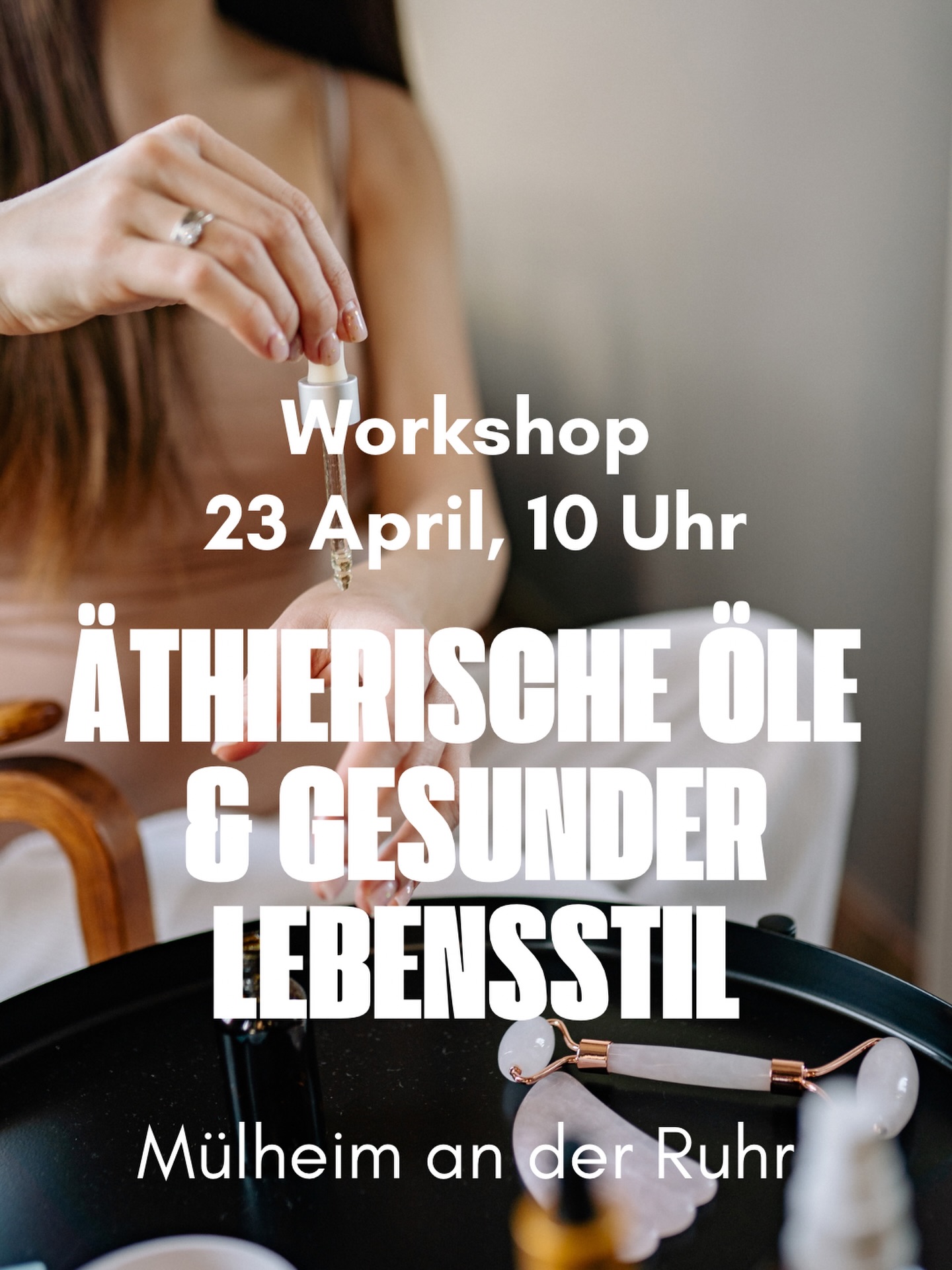 Ätherische Öle & gesunder Lebensstil
Dein Einstieg – professionell begleitet 🌿
Exklusiver Workshop für Frauen
Donnerstag, 23. April, 10-12 Uhr
📍Mülheim an der Ruhr
Ätherische Öle können weit mehr als nur gut riechen. Richtig eingesetzt, können sie Stimmung und Wohlbefinden positiv beeinflussen, dich im Alltag unterstützen, dir mehr Balance schenken und ein bewussteres, gesünderes Lebensgefühl fördern.
Doch bei der Vielzahl an Ölen, Mischungen und Anwendungsmöglichkeiten stellen sich viele Fragen:
🌿Welche Öle passen wirklich zu mir?
🌿Wie wende ich sie sicher an?
🌿Was bewirken die einzelnen Düfte – emotional und körperlich?
👉 Genau hier setzt mein Schnupper-Workshop für Frauen an.
In einem geschützten, entspannten Rahmen führe ich dich als erfahrene doTERRA Wellness-Beraterin und Expertin für ätherische Öle & gesunden Lebensstil Schritt für Schritt durch die Welt der ätherischen Öle. Du bekommst fundiertes Wissen, praxisnahe Tipps und vor allem die Möglichkeit, selbst zu erleben, was ätherische Öle können.
Das erwartet dich:
🌿Kennenlernen ausgewählter hochwertiger ätherischer Einzelöle & fertiger Mischungen
🌿 Verstehen, welche Öle stimmungsaufhellend, beruhigend oder erdend wirken können
🌿Einblick in die verschiedenen Anwendungsformen (Aromatisch, äußerlich, alltagstauglich)
🌿Orientierung & Klarheit statt Überforderung – ich leite dich professionell durch das Thema
🌿Zeit zum Riechen, Spüren & Austauschen – finde heraus, was dir wirklich gut tut
Dieser Workshop ist ideal für dich, wenn du:
✔ neugierig auf ätherische Öle bist
✔ dir einen seriösen, verständlichen Einstieg wünschst
✔ Wert auf Qualität & kompetente Begleitung legst
✔noch kein doTERRA-Kundenkonto hast
✨ Workshop-Gebühr pro Teilnehmerin: 39,-€ inklusive kleiner Goodies, Getränken & Snacks. Anmeldung über Website erforderlich!
Ich freue mich darauf, dich persönlich zu begleiten und dir zu zeigen, wie ätherische Öle dein Wohlbefinden ganzheitlich unterstützen können.
Herzliche Grüße,
Deine Britta
.
.
.#gesundheit #gesund #duft #aroma #ruhrgebiet