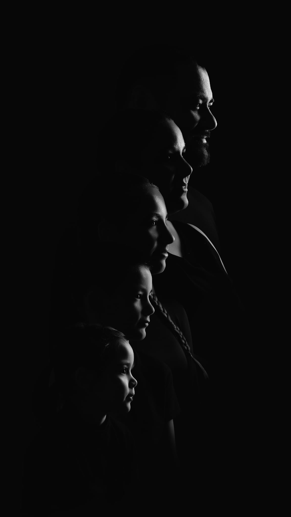 Franchement…
ces images, c’est tout ce que j’aime.
Pas besoin d’en faire trop.
Pas besoin de poser parfaitement.
Juste être là.
Ensemble.
Se regarder, se toucher, se sentir…
et garder une trace de ça.
Parce que ça passe vite.
Beaucoup trop vite.
Et un jour, ces photos…
ce sera des souvenirs précieux.
🖤
—
Bella Véra Studio Photos
Osez vous révéler
#bellaverastudio
#osezvousrévéler
#portraitdefamille
#souvenirsprécieux
#photographeartistique