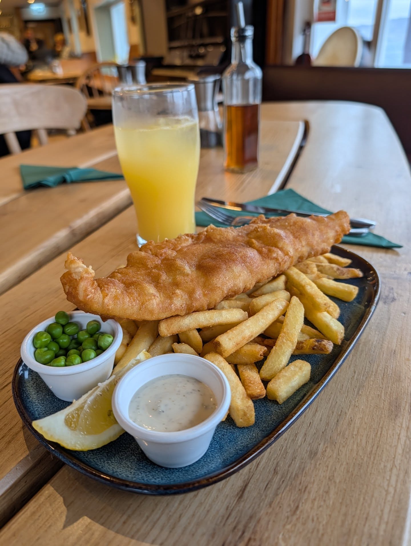 We're pretty full for dinner tonight, but why not grab lunch this afternoon or make use of our takeaway hour 4-5pm! Who could resist that fish & chips and a wee cheesecake for dessert...😋