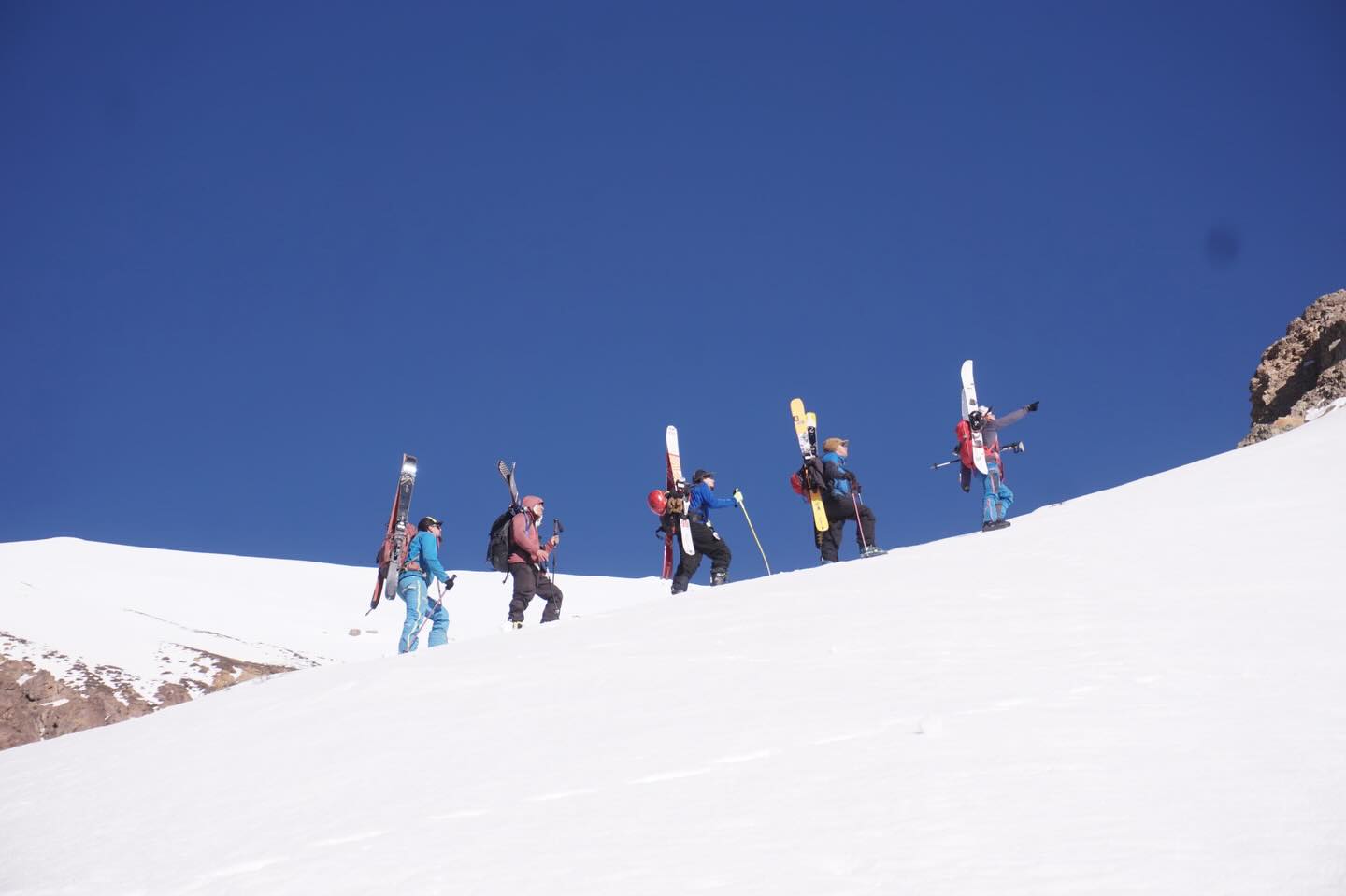 ❄️🏔️ La montaña cambia… y nosotros también.
El invierno comienza a tomar fuerza en la cordillera y es momento de volver a lo esencial: preparar el equipo, afinar los sentidos y responder al llamado de la nieve.
Cada paso en terreno invernal exige respeto, técnica y pasión. Aquí no solo se trata de llegar… se trata de vivir la experiencia completa.
🔥 La temporada de nieve pronto estará abierta,
Explora, aprende y desafía tus límites junto a nosotros.
📍 Zona Central & Sur de Chile.
🎒 Salidas guiadas | Cursos | Expediciones
👉 Cupos limitados – reserva tu experiencia
.
.
@asociacionguiascajondelmaipo
@locales_del_maipo
.
.
#montaña #andinismo #invierno #nieve #cordillera