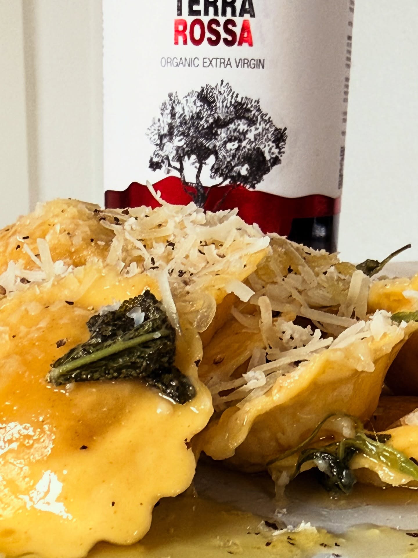 Some things don't need much. Just good pasta, fresh ingredients, and the right olive oil. 🫒
These homemade ravioli were finished with a generous drizzle of Terra Rossa — and that's what made the difference. The fresh, fruity aroma. The peppery finish. The way it brings everything together.
Real olive oil doesn't just add fat. It adds flavour, depth, and a little piece of Istria to your plate.
Try it yourself. 👇
🛒 Order now — link in bio.
#oliveoil #pastanight #homemadepasta #ravioli #terrarossa #evoo #organicliveoil #italianfood #cookingwitholiveoil #foodphotography #istria #foodie #cleaneating #farmtotable #slowfood