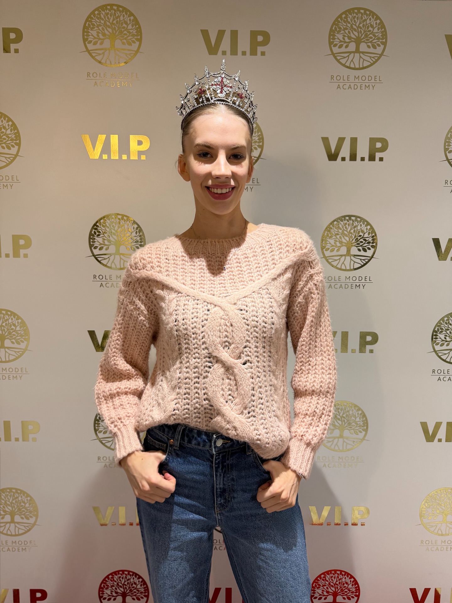 Absolutely fabulous having the beautiful @grace.richo @missenglandlimited at the academy today ❤️