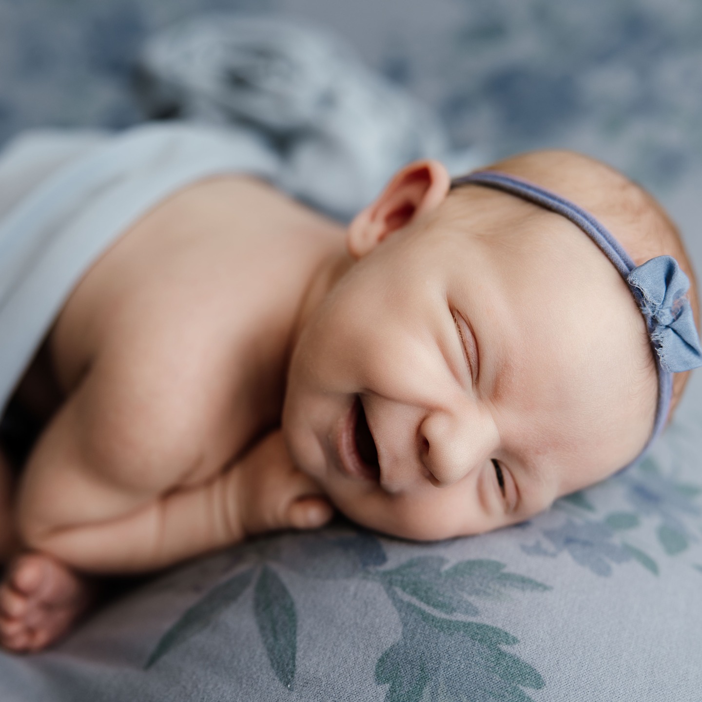 Pro tip -- when newborns start heavy breathing, crazy, twitching eyes....grab your camera. 9 times out of 10 they are going to give a smile ❤️ Love that I caught one from this sweet girl!