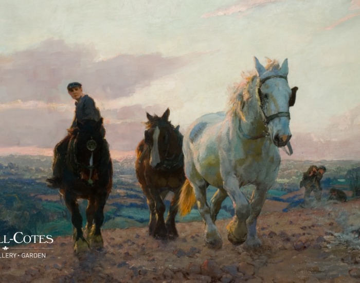 Lucy Kemp-Welch, 1869-1958, est une artiste britannique spécialisée dans la peinture de chevaux au travail. Nombre de ses œuvres sont exposées depuis 1975 au Messum's Fine Art, à Londres. Lucy Kemp-Welch est née à Bourmemouth où nous nous trouvons également pour visiter Muriel, la maman de Janet. Muriel était prof de maths dans l'école secondaire Kemp-Welsh School dans la ville.