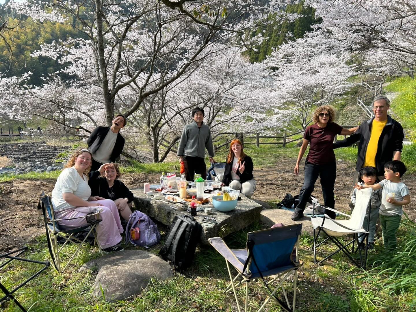雨が多く一瞬で散ってしまう桜でしたが今年もこのタイミングで集ってくれた方々とともに花見できました
The cherry blossoms this year were fleeting, as frequent rain made them fall in an instant, but I was still able to enjoy hanami together with the people who gathered at just the right time.
#sakura #hanami #countrysidejapan