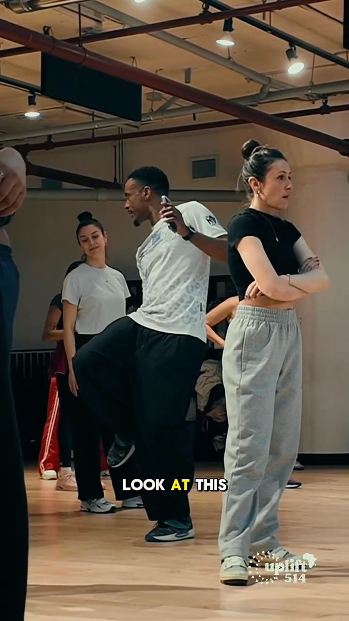 Concept 3 avec @meloomat : La sapologie
… c’est le Ndombolo, le Congo 🇨🇩🇨🇬 il faut respecter la sape 😌.
Toutefois, ce n’est pas juste bien s’habiller, mais c’est plutôt une attitude, une manière de se porter et d’être.
Et dans la danse, c’est la même chose.
Ça se voit dans les mouvements, dans l’énergie, dans les prestations.
Tu portes pas juste un style…
tu l’incarnes. ✨
—
Et go les Leopard 🐆.. DRC vers la coupe du monde ⚽️
On est partiiiii 🇨🇩🇨🇩🇨🇩
#ndombolo #congo #danse #sapologie