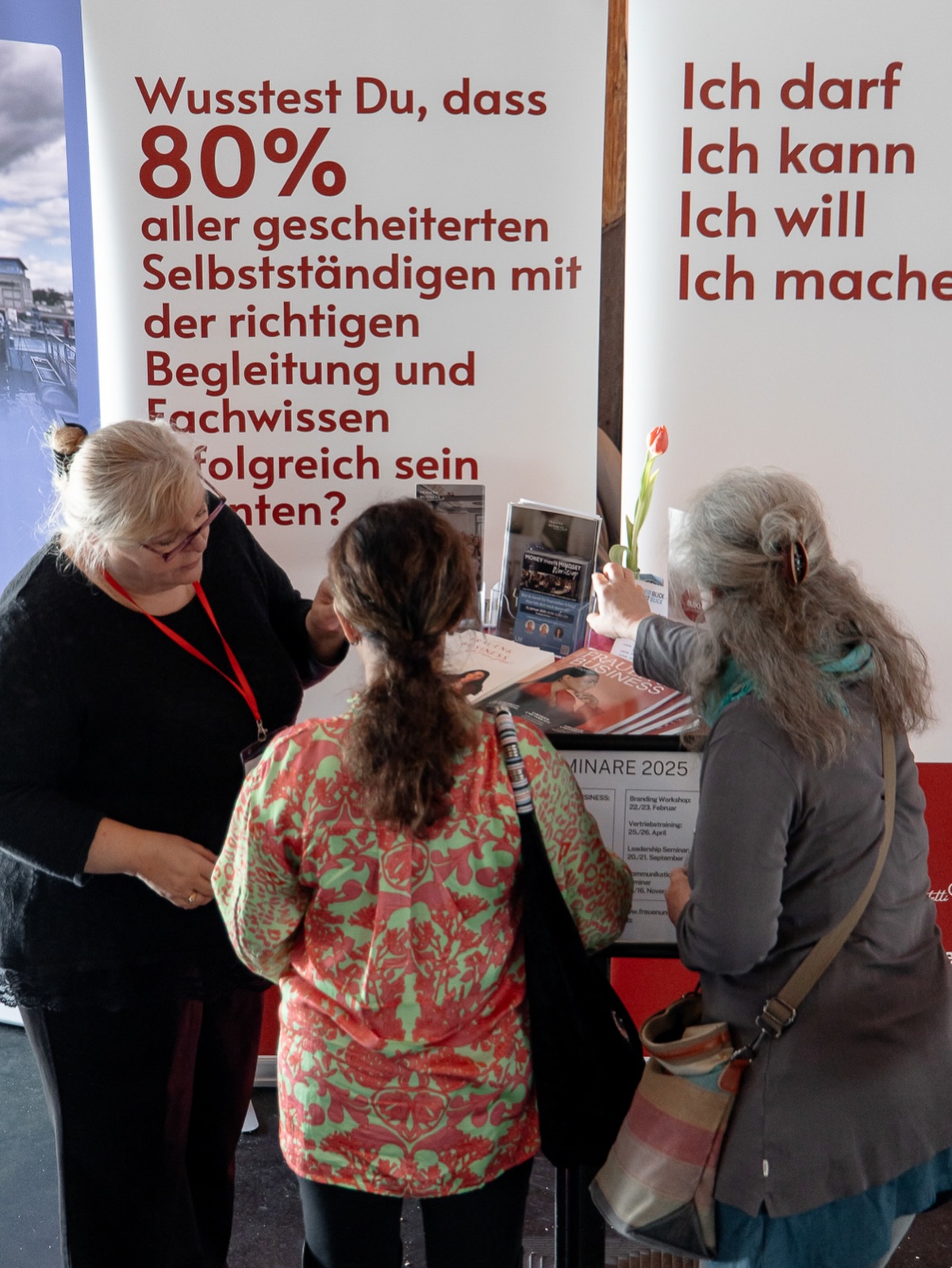 „Hinter jedem erfolgreichen Business stehen Frauen, die gemeinsam wirken.“
Petra und ich erleben es täglich:
So viele Unternehmerinnen haben großartige Ideen –
aber nutzen nicht die Unterstützung, die ihnen zusteht.
Petra ist nicht nur meine Assistentin.
Sie ist oft die Erste, die erkennt, wo Potenzial liegt.
Sie ist diejenige, die den Überblick behält, Chancen erkennt – und dafür sorgt, dass unsere Kundinnen keine Möglichkeiten liegen lassen.
Eine davon?
👉 Die BAFA-Förderung.
Viele Unternehmerinnen wissen gar nicht, dass sie sich Beratung fördern lassen können – mit bis zu 1.750 € Zuschuss.
Und genau hier beginnt unsere gemeinsame Arbeit:
✨ Wir schauen uns dein Business ehrlich an
✨ Wir erkennen, wo du wirklich stehst
✨ Und wir begleiten dich strategisch – mit Plan, Klarheit und Förderung
Wenn du wissen möchtest, wie das für dich aussehen kann:
👉 Kommentiere „Beratung“ – wir senden dir den Terminlink zu.
#frauenundbusiness #karlsruhe #unternehmensberatung #netzwerken