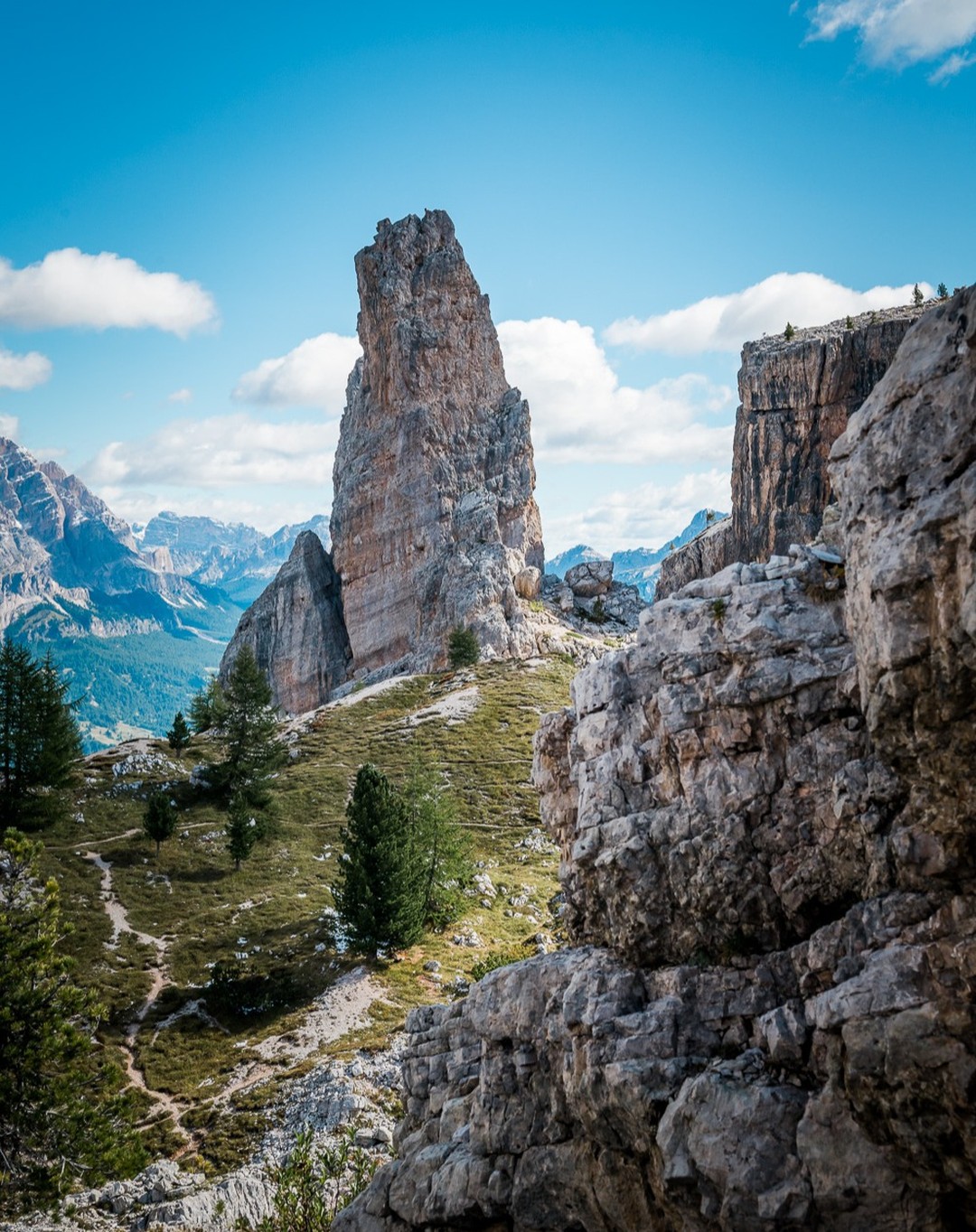 Jour 7: Et voici notre dernier jour autour d'un autre incontournable, les Cinque Torri !
Ce groupe de 5 monolithes est très intéressant en photo également car on peut s'en approcher de très près voir même le traverser en passant sous l'un d'entre eux. Des vestiges restaurés de tranchées de la 1ère guerre mondiale sont aussi une curiosité à cette altitude.
Encore du travail sur la voie lactée, cette fois son positionnement n'était pas vraiment idéal pour avoir les Cinque Torri en premier plan (ça ne marche pas à tous les coups ! 😉).
Un grand merci de m'avoir suivi pendant toute cette semaine de reveal, un énorme hug pour tous vos compliments, c'est VOUS qui êtes extraordinaires ! Pour cela je ne peux pas offrir moins qu'un final sur tapis rouge, bisous, merci, bisous 😘 😘 😘
Alain
#dolomites #dolomiti #cinquetorri #cinquetorricortinadampezzo #trekphotography #trekkingphotography #trekking #alliberttrekking #photoslahaut
