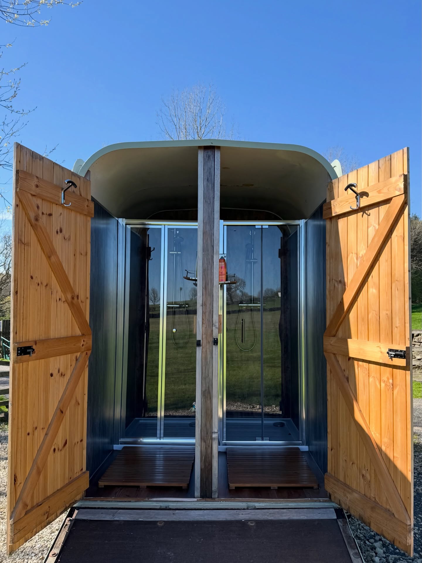 Thinking of booking our events field but worried about the facilities? No need to stress! Check out our camping field showers and toilets🚿🚽
#camping #glamping #campsite #showertrailer