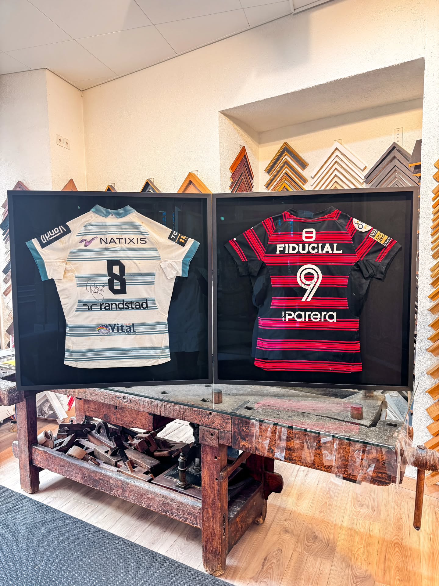 Encadrement sur mesure de deux maillots de rugby emblématiques du championnat de France (top 14).
À gauche le maillot du Racing 92 porté par je joueur fidjien Leone Nakarawa, à droite le maillot du Stade Toulousain porté par Antoine Dupont, actuellement capitaine du XV de France.
🇬🇧 Custom framing of two iconic rugby jerseys from the French Top 14 league.
On the left is the Racing 92 jersey worn by Fijian player Leone Nakarawa; on the right is the Stade Toulousain jersey worn by Antoine Dupont, the current captain of the French national team.
#rugby #framing #encadrementdart #jersey #encadreur