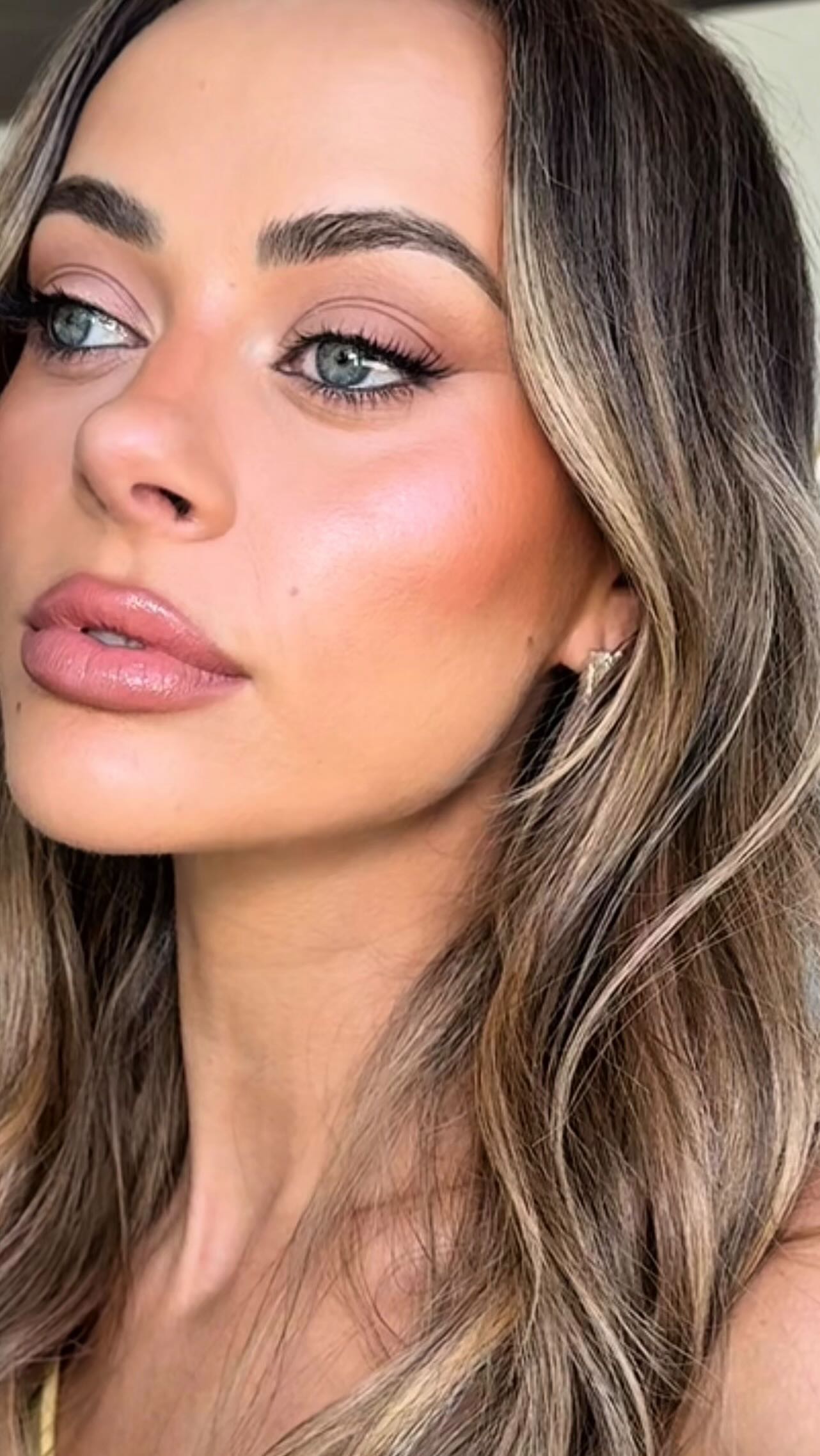 SAVE this for your next make up inspo… Stunning application for dream girl @emdavies___ by @elonacommerell_muse
.
.
.
#mua #perthmua #perthmakeup