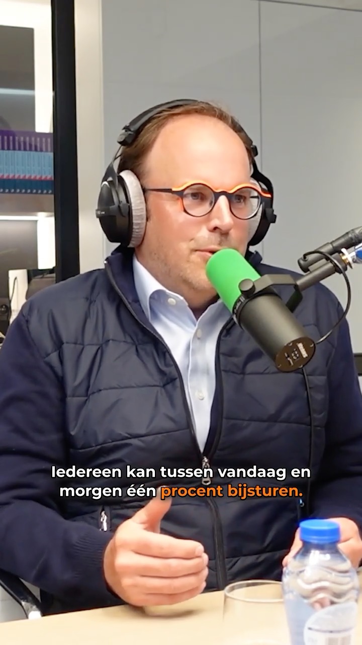 Veel mensen dromen groot.
Weinigen beginnen klein. En daar zit precies het verschil. 💡
De kracht van de extra mijl als dagelijkse gewoonte.
Elke dag 1% meer geven lijkt onbeduidend. Maar het cumulatieve effect?
Na een jaar sta je 37x verder dan wie stilstond (reken maar uit).
Op die manier lukt het mij telkens weer om grote dromen te realiseren.
Wat mij betreft is de vraag niet: "Hoe word ik succesvol?"
De vraag is: "Wat is de kleinste stap die ik vandaag kan zetten?"
En zet die een dag later opnieuw & opnieuw.
Een boek schrijven? Simpel. Morgen de eerste pagina schrijven.
Succesvol podcast host worden? Deze week beginnen met een proefaflevering.
Meer resultaat in je business? Net dat extraatje doen voor je klanten.
En het goede nieuws is, het hoeft allemaal niet perfect te zijn. Better done than perfect.
Vooral gewoon beginnen. En dan morgen opnieuw.
Wat start jij vandaag? Laat het weten in de comments. ⬇️